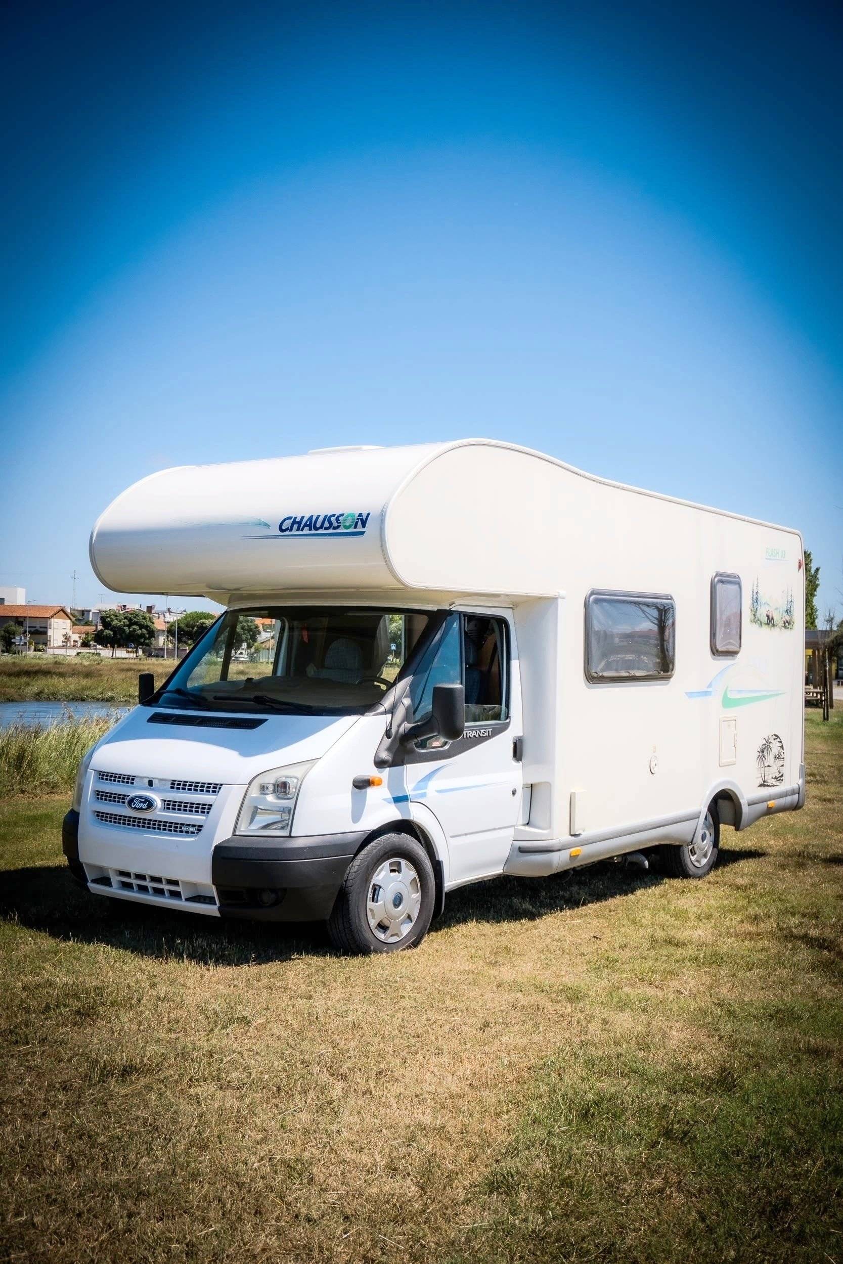 schräge Vorderansicht Ford Transit 2,2 l 140 ch - Yescapa
