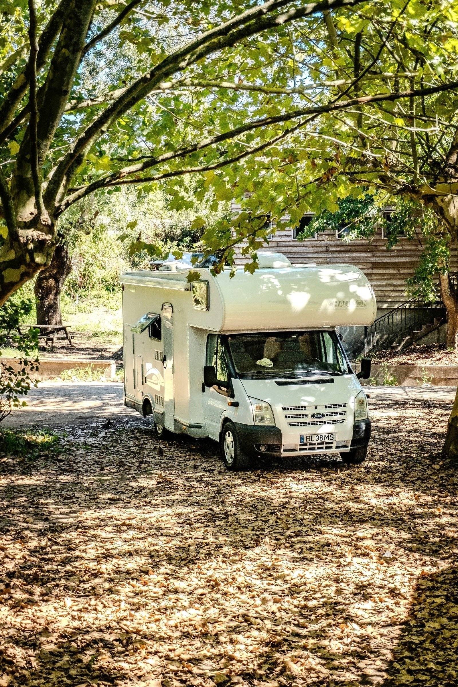 Voorkant 3/4 Ford Transit 2,2 l 140 ch - Yescapa