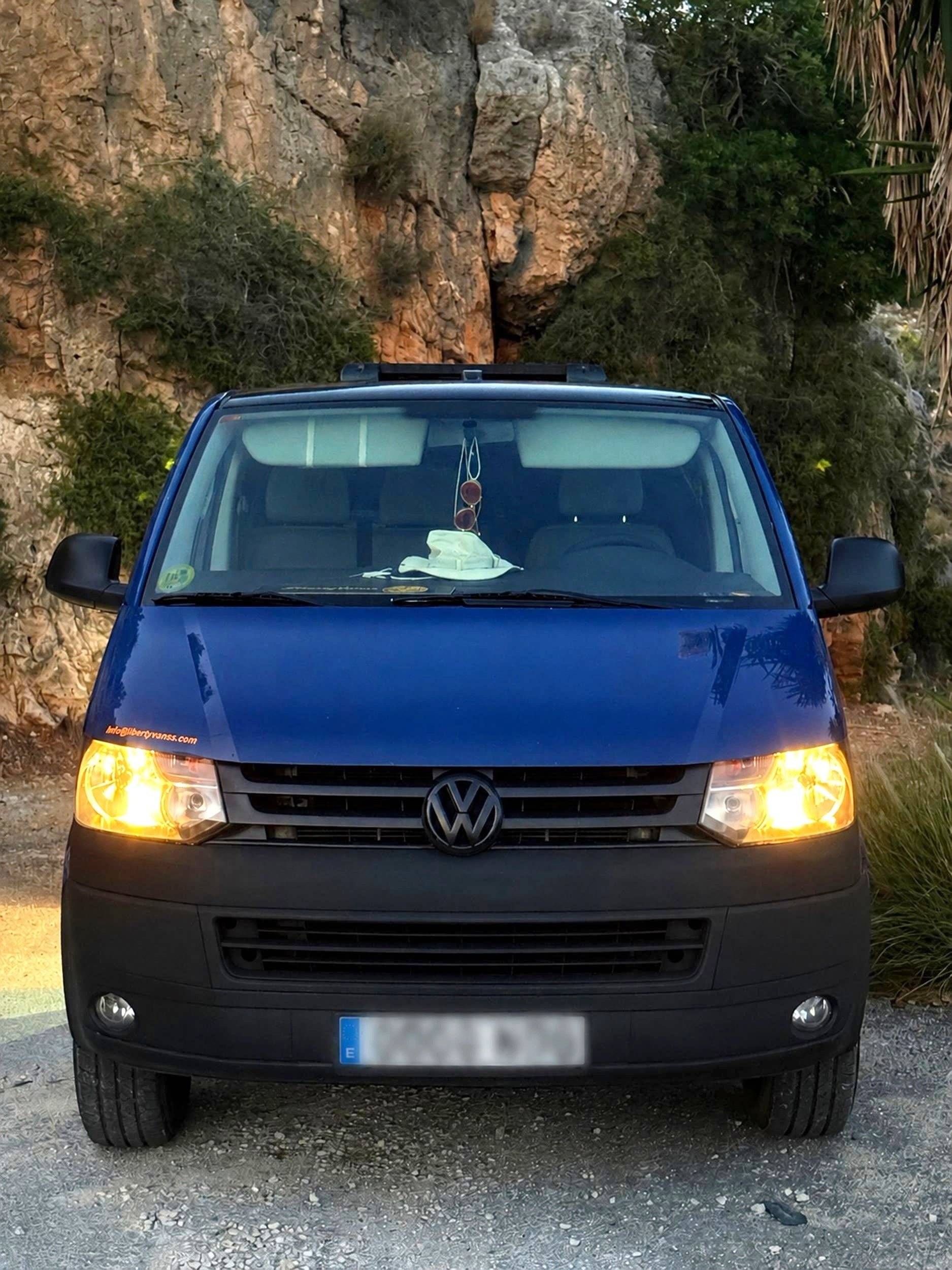 Front view from 3/4 Volkswagen T5 2 l 102 ch - Yescapa