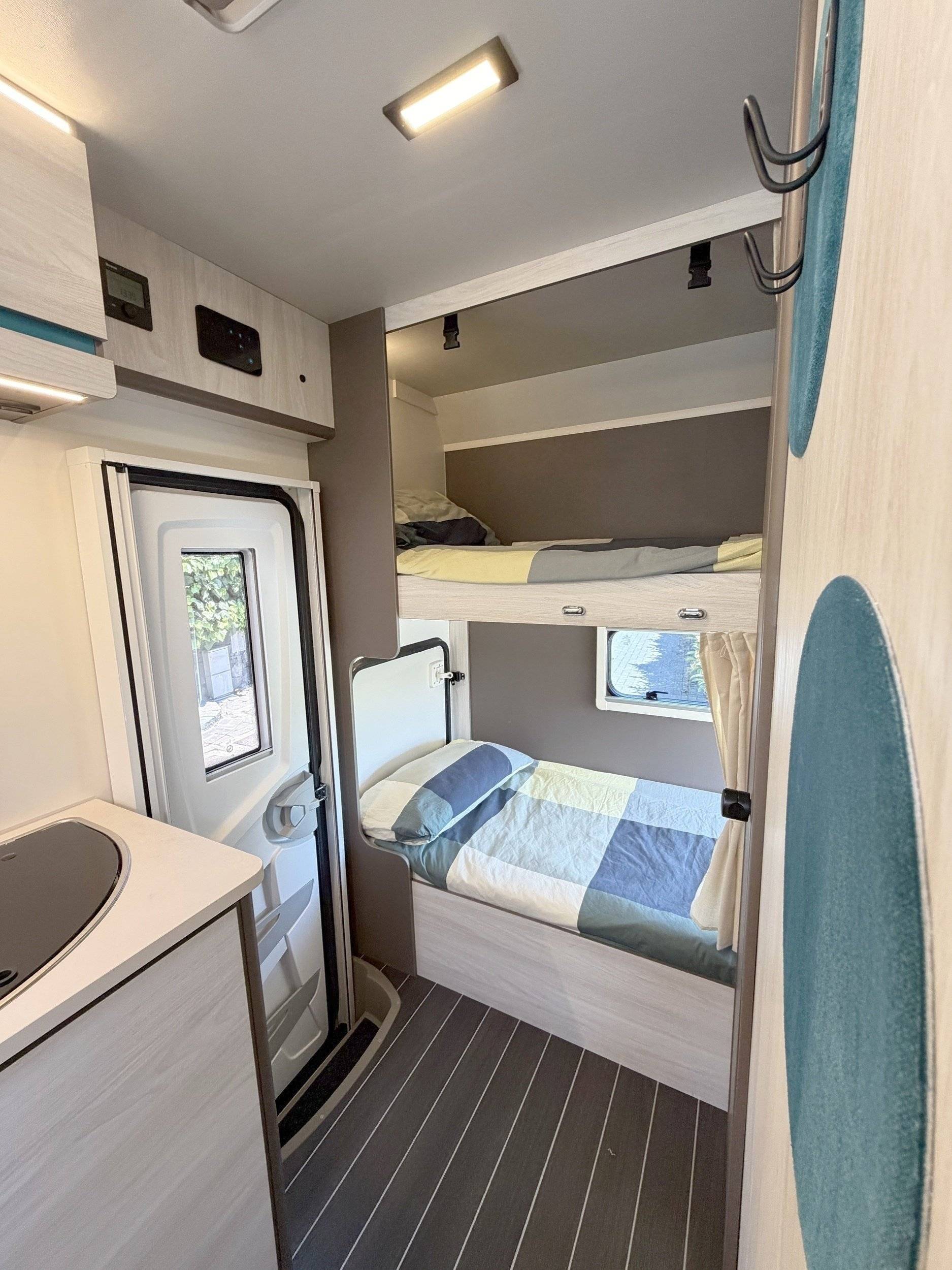 Plazas en cama Ford Transit 2,0 l 130 ch - Yescapa