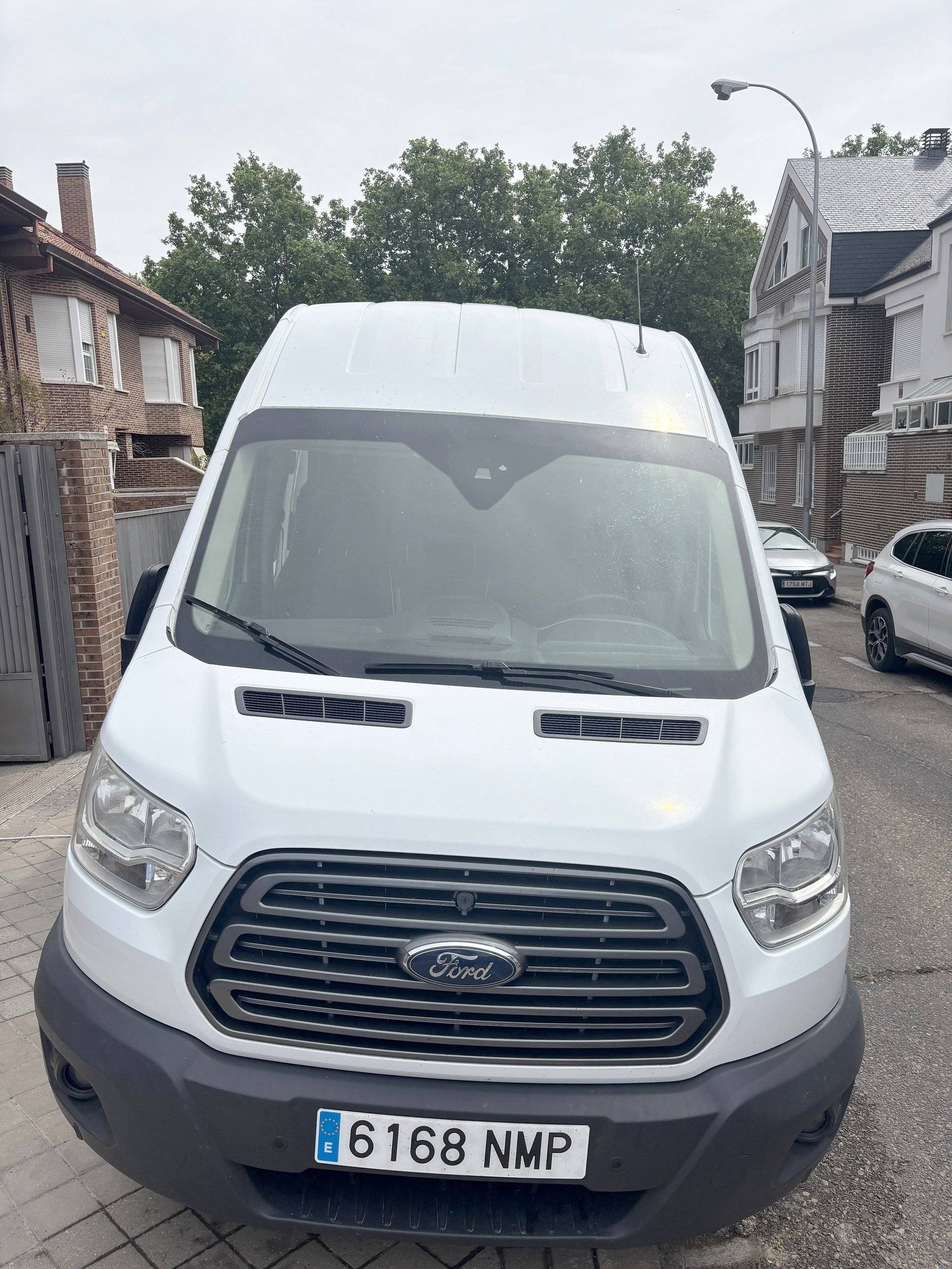schräge Vorderansicht Ford Custom 2,0 l 105 ch - Yescapa