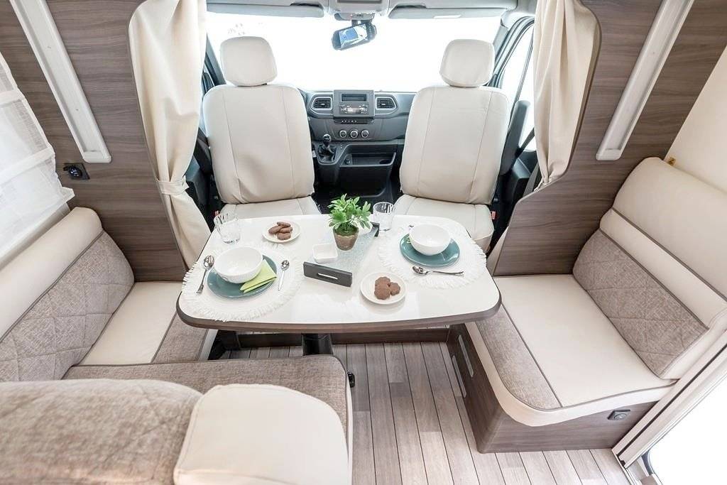 Dining Area Renault Renault master - Yescapa