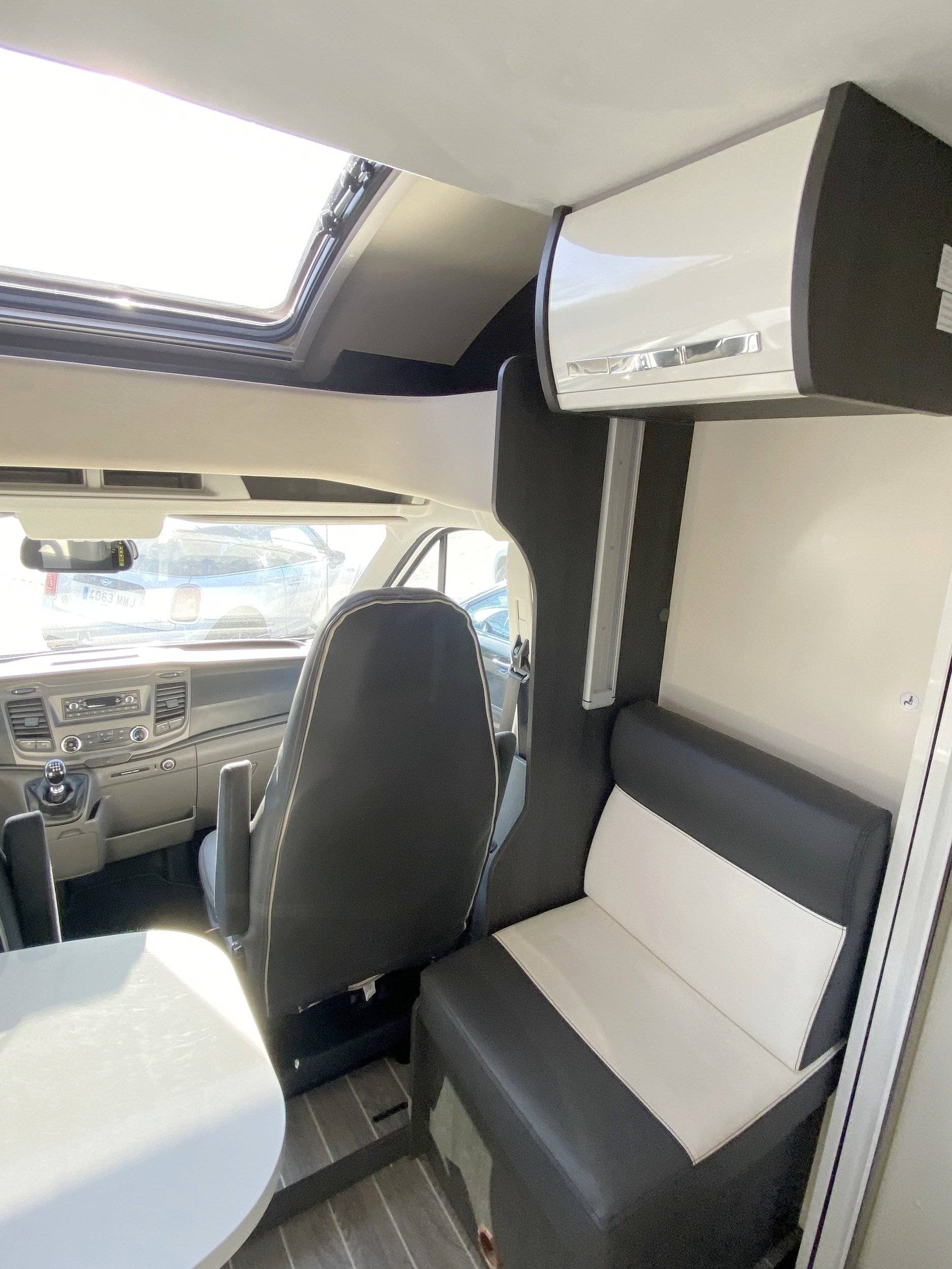 Eethoek Ford Transit 2,0 l 130 ch - Yescapa