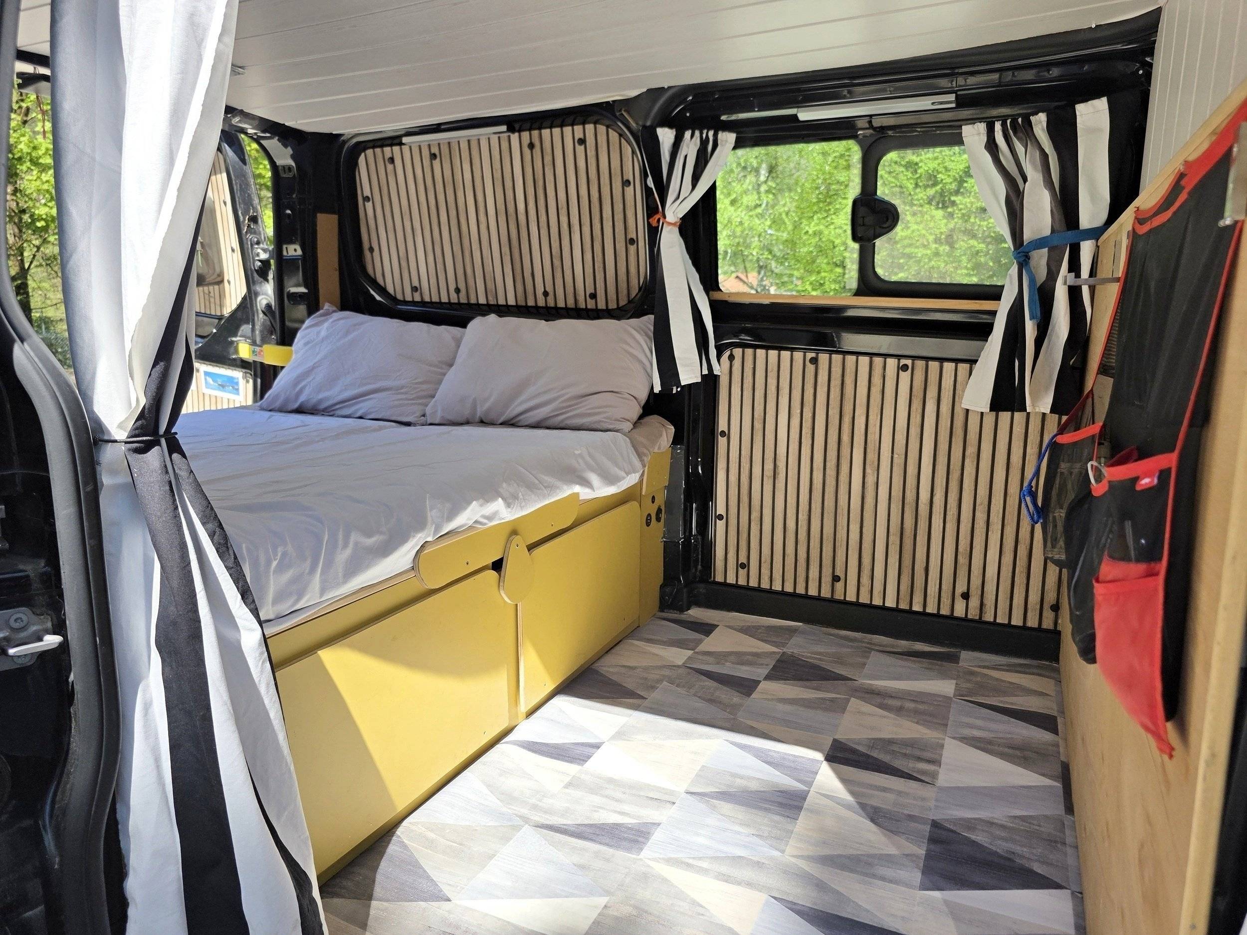 Vista del vehículo ángulo delantero Ford Transit custom - Yescapa