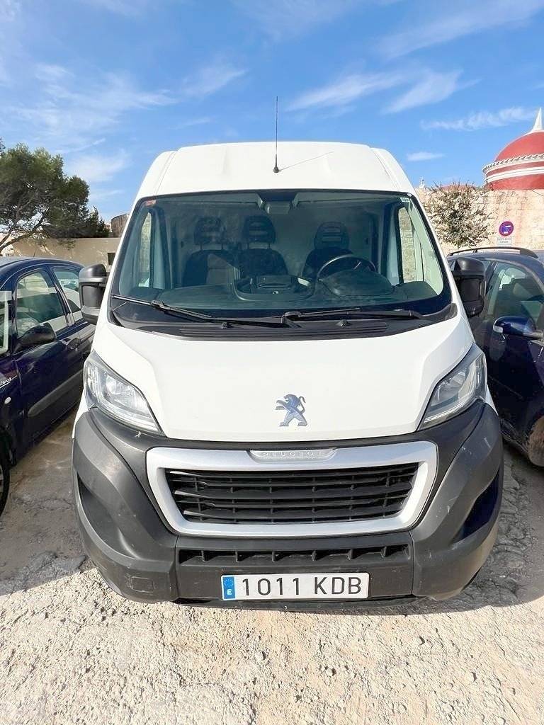 schräge Vorderansicht Peugeot Boxer Furgon Pack 335 L3 H2 BHDI 140 S&amp;S 6 Vel. MA - Yescapa