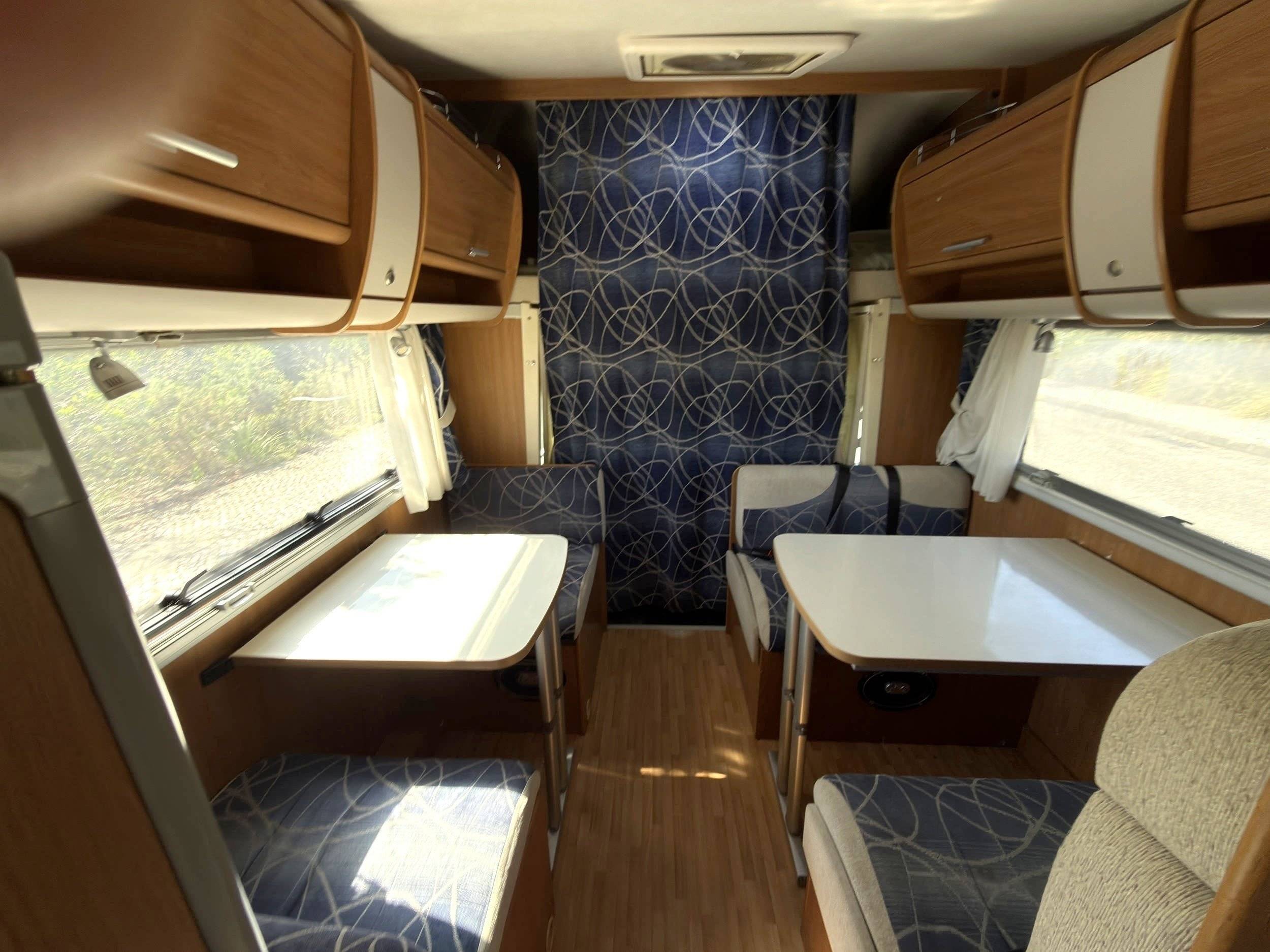 Área de jantar Fiat Ducato 3,0 l 160 ch - Yescapa