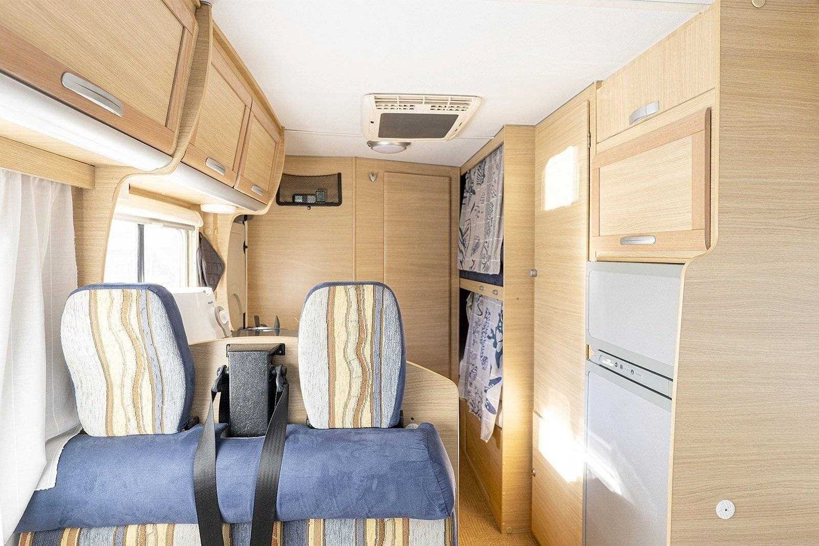 Kitchenette Ford Transit 2,4 l 115 ch - Yescapa