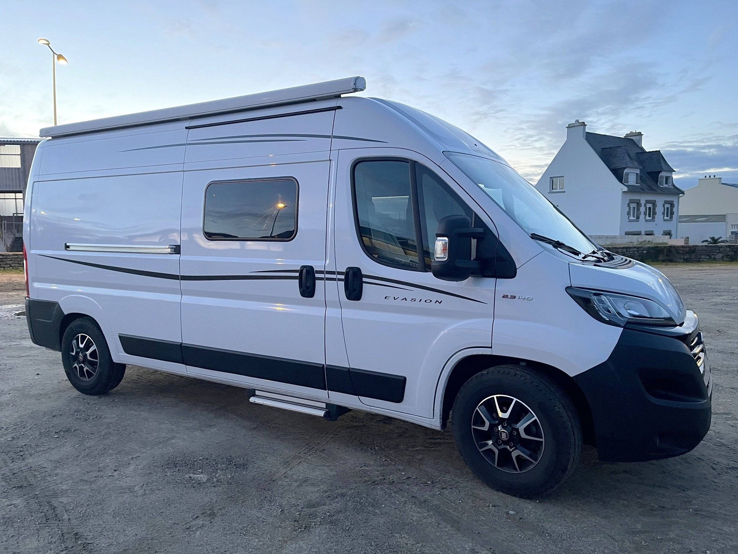 Vista de 3/4 Fiat 2,3 l 130 ch. - Yescapa