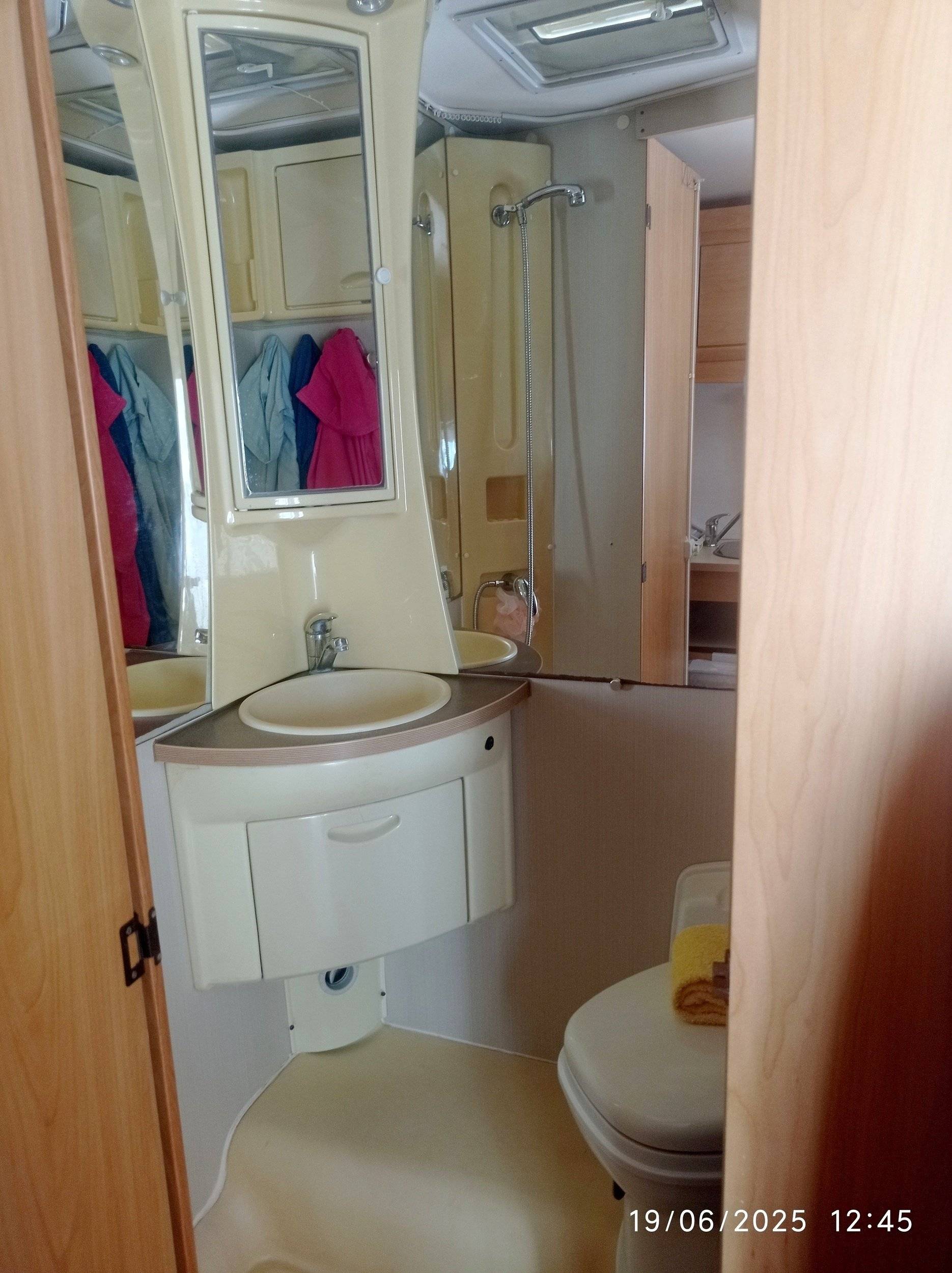 Genesis 33 FORD TRANSIT