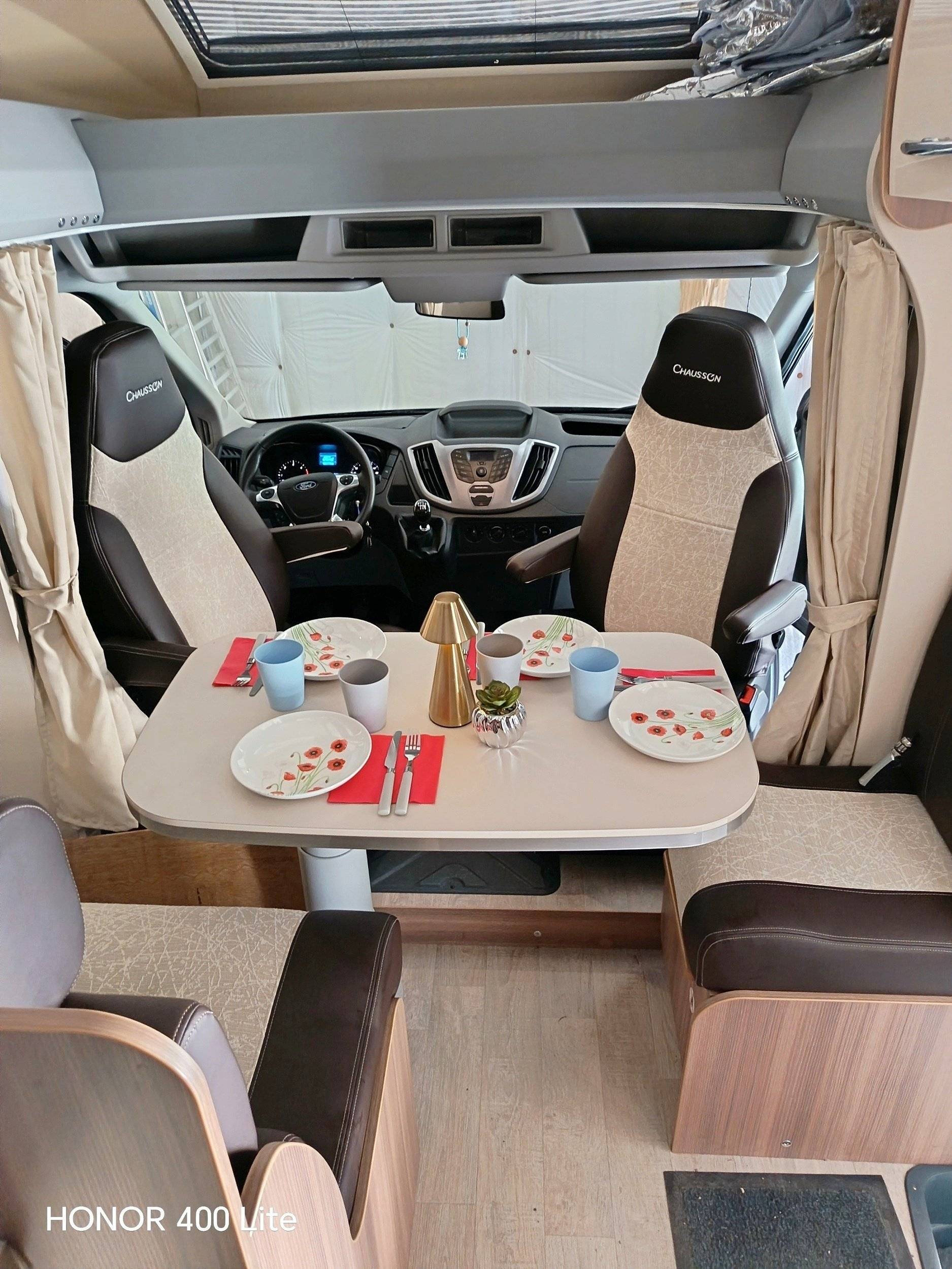 Dining Area Ford Flash - Yescapa