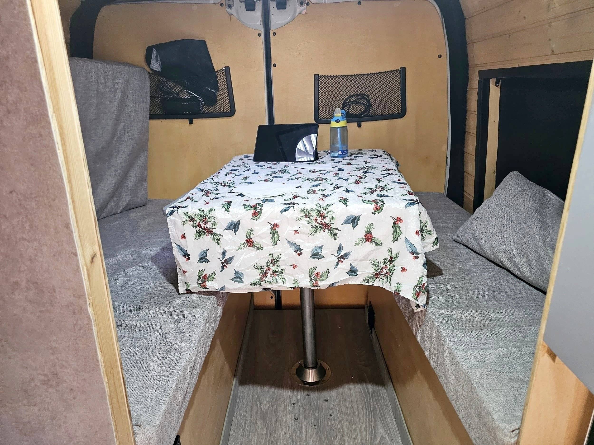 Dining Area Renault Master 2,5 l dCi 100 ch. - Yescapa