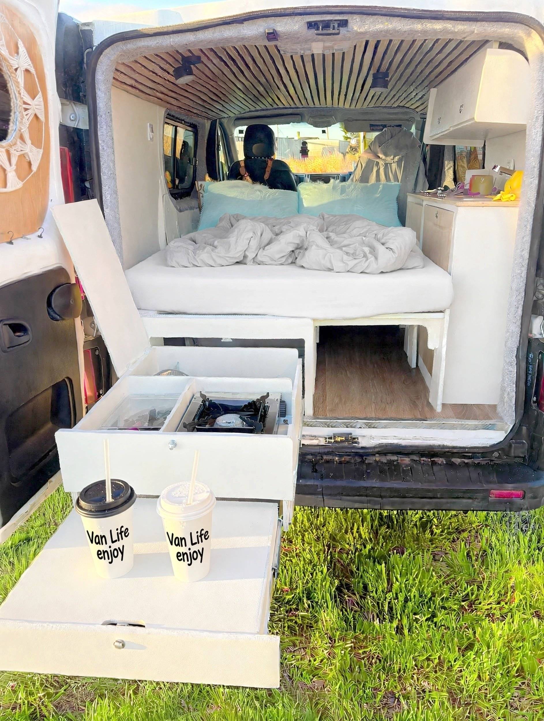 schräge Vorderansicht Renault Trafic 1,6 l 115ch - Yescapa