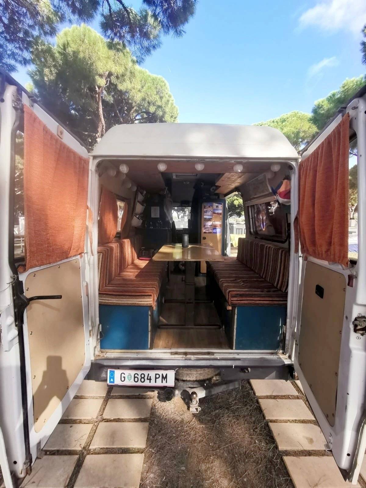 Couchages Mercedes 207D - Yescapa