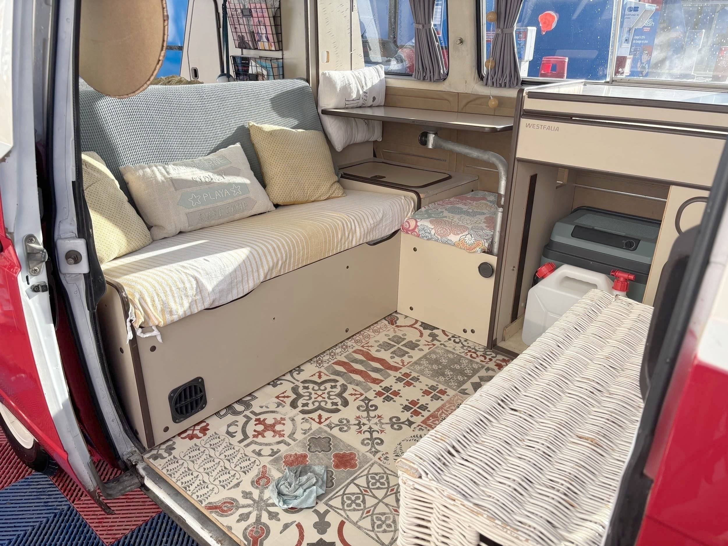 Dining Area Volkswagen T3 - Yescapa