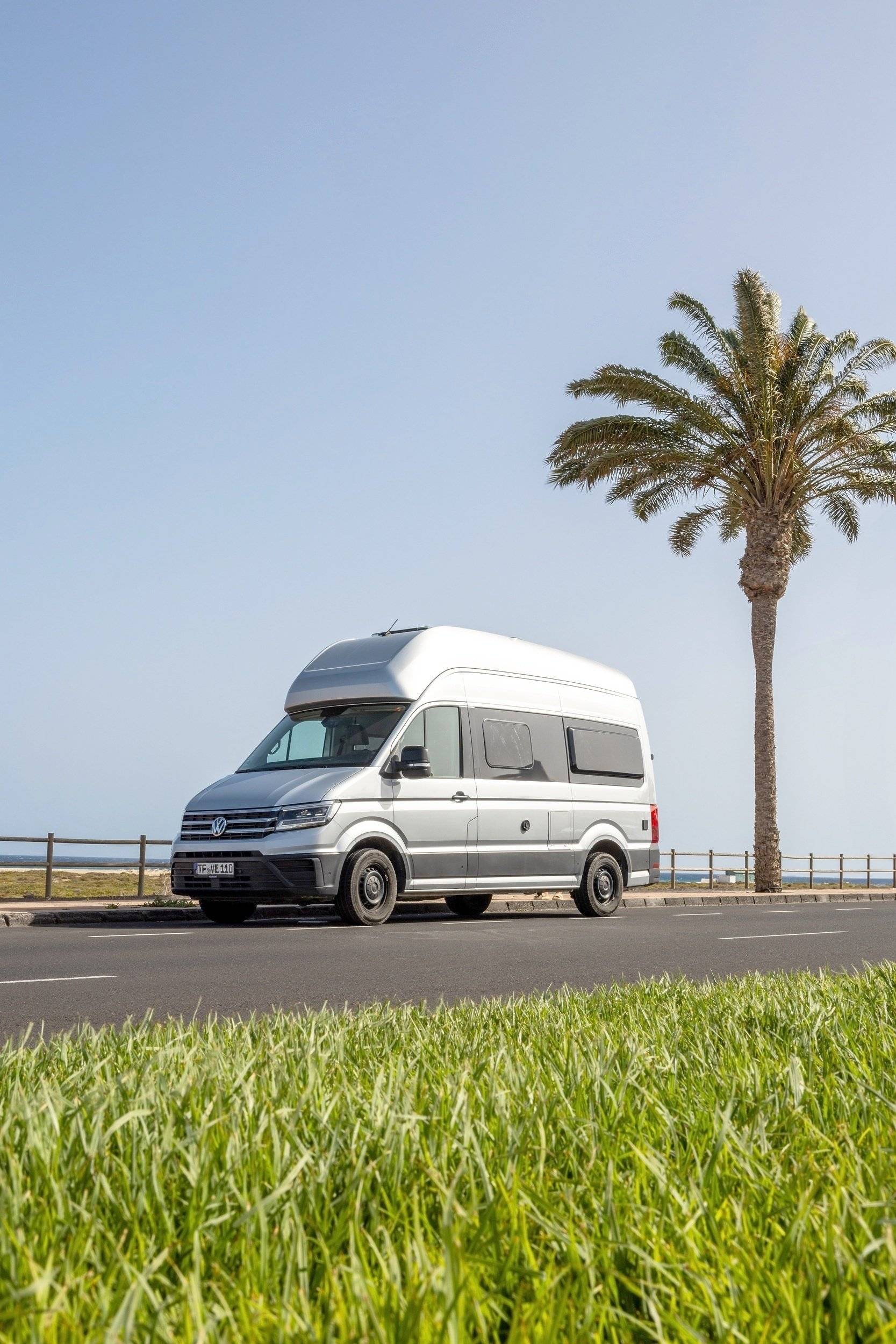 Vista del vehicle angle davanter Volkswagen Grand California 600 - Yescapa
