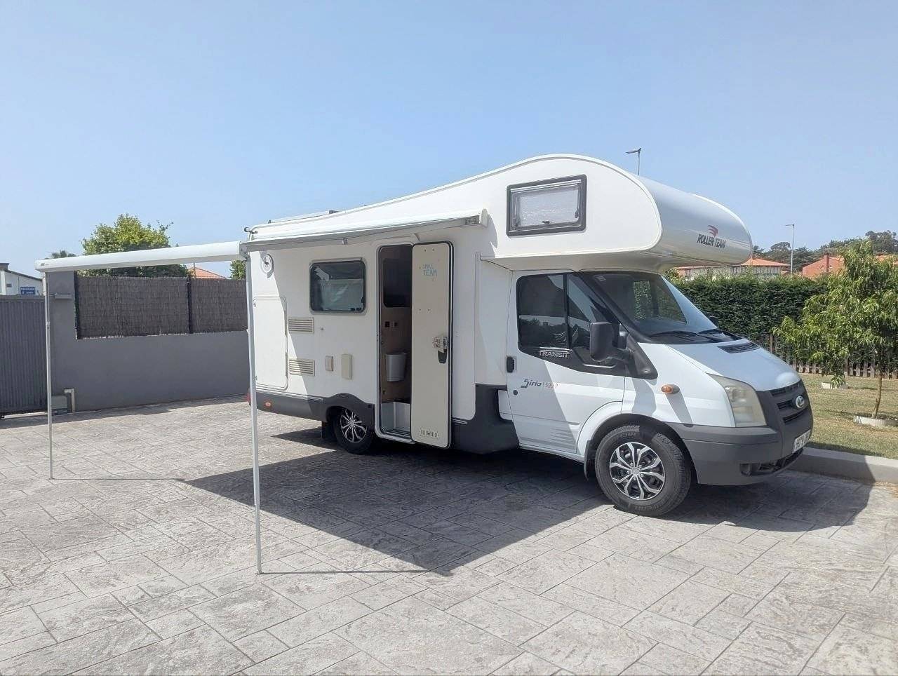 Vista del vehicle angle davanter Ford Transit 2,2 l TDCi 110 ch. - Yescapa