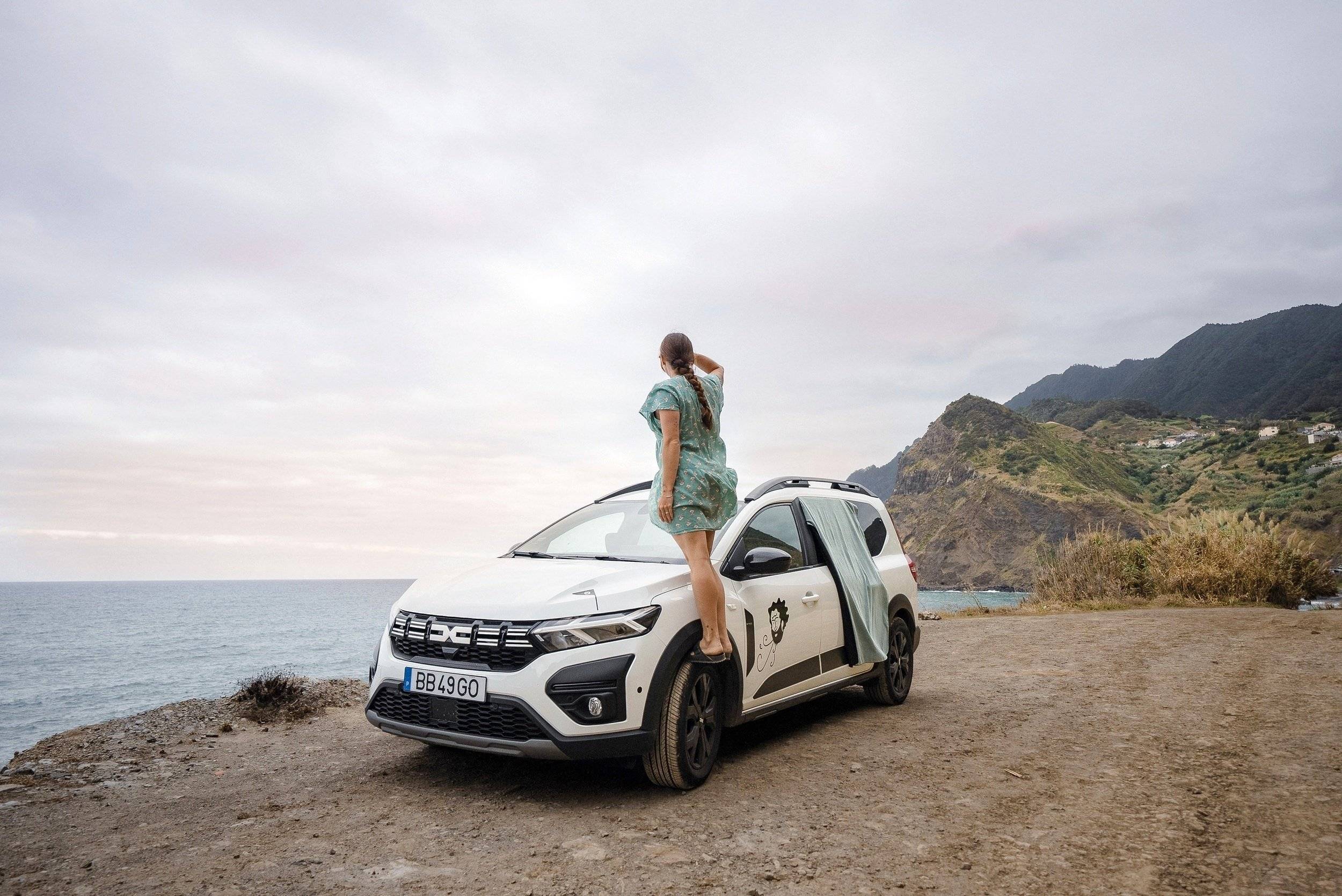 Vue avant de 3/4 Dacia DACIA JOGGER - Yescapa