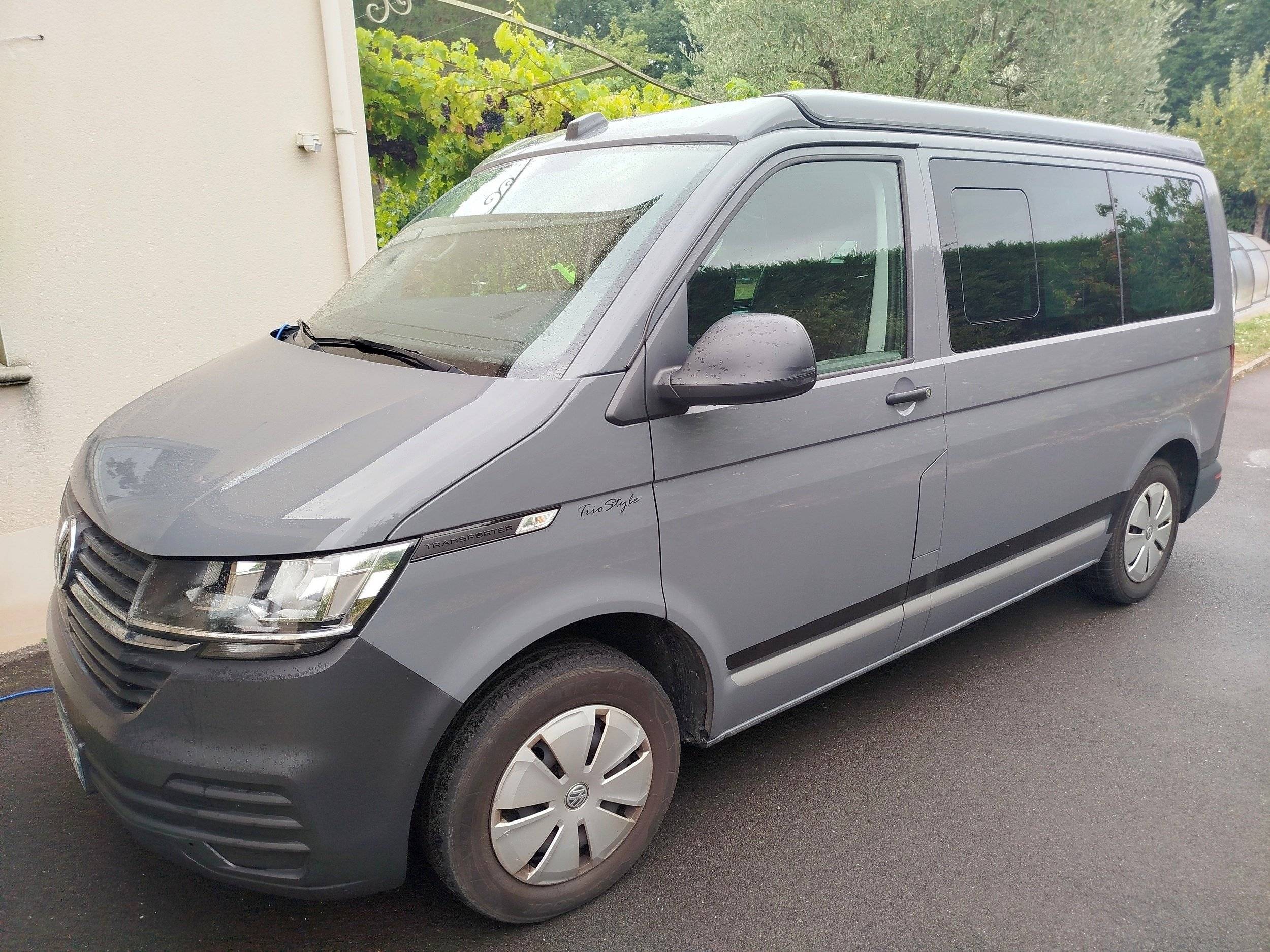 Vue avant de 3/4 Volkswagen T6.1 - Yescapa