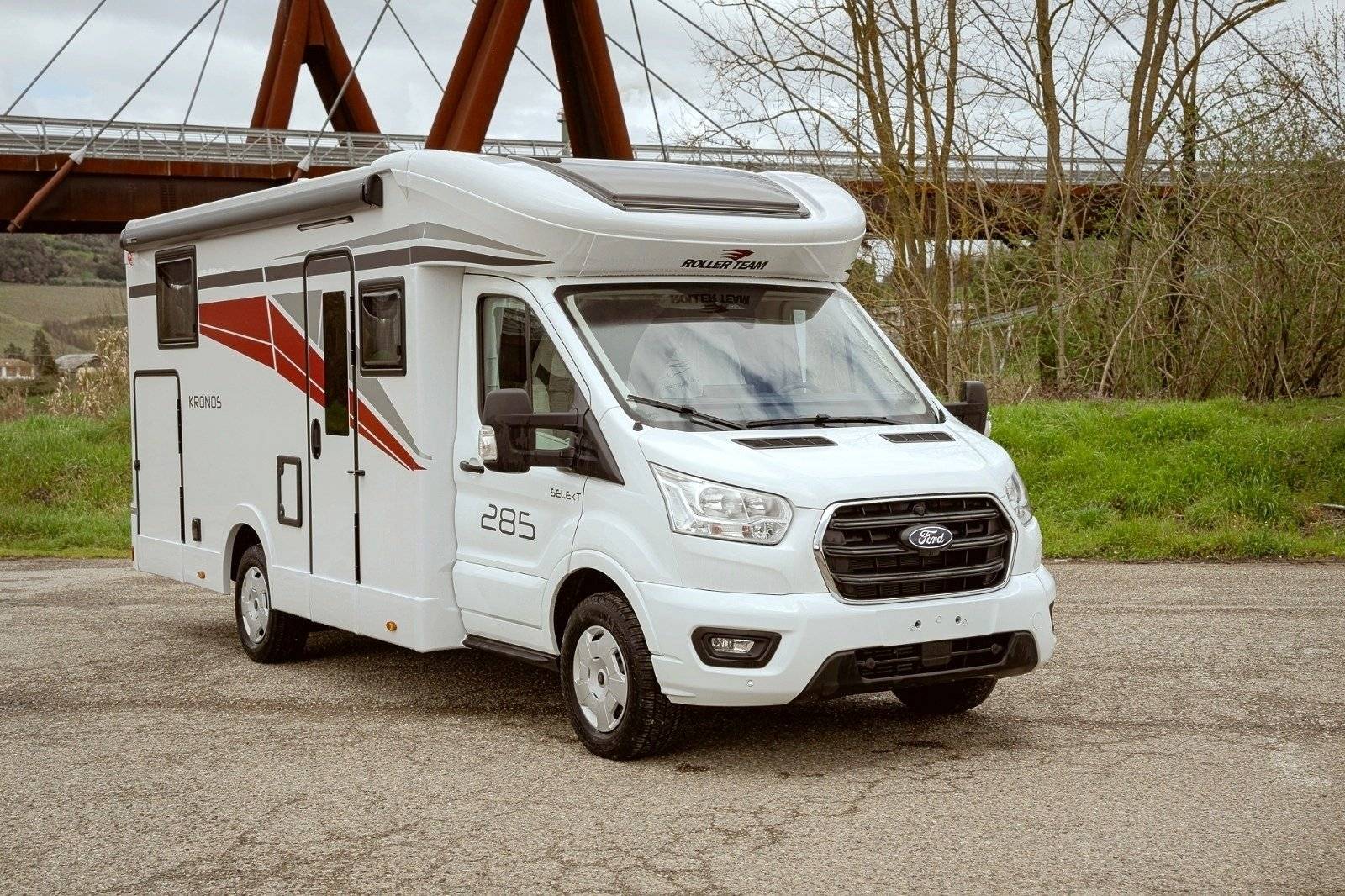 schräge Vorderansicht Ford Transit 2,0 l 155 ch - Yescapa