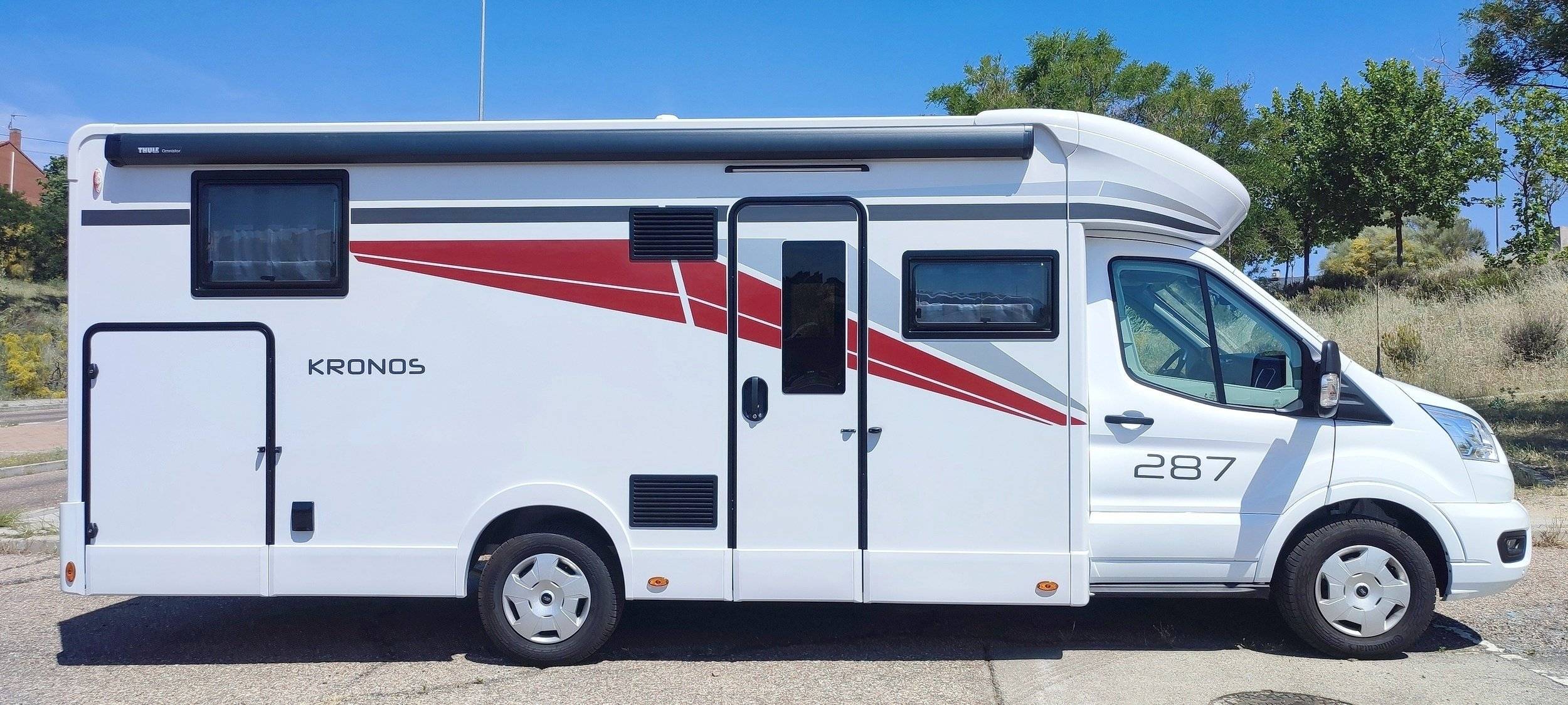 schräge Vorderansicht Ford Transit 2,0 l 155 ch - Yescapa