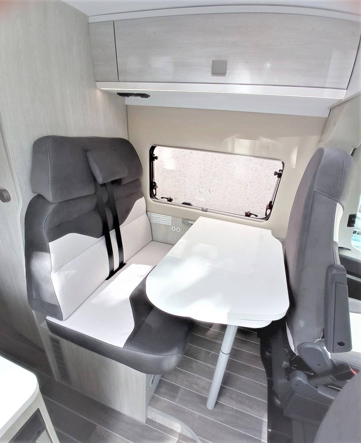 Dining Area Fiat 35 light 2,4 l 140 ch. - Yescapa