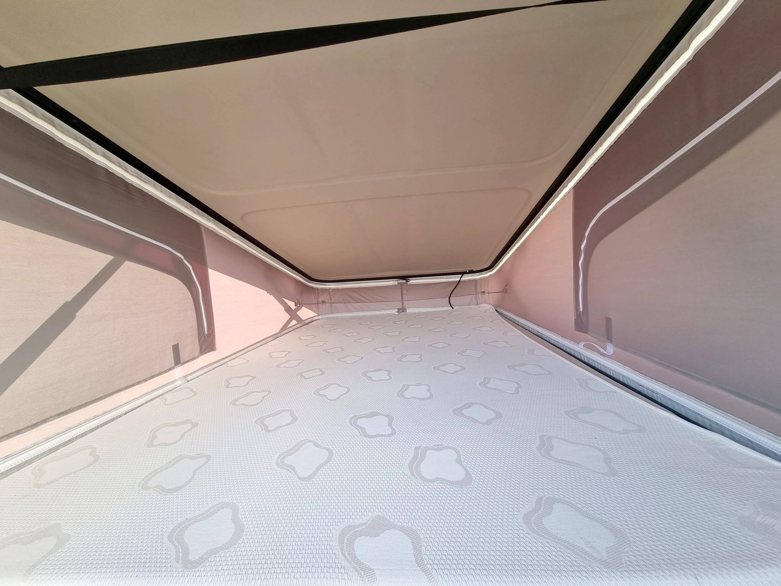 Plazas en cama Renault Trafic L2H1 2 l 145 ch - Yescapa