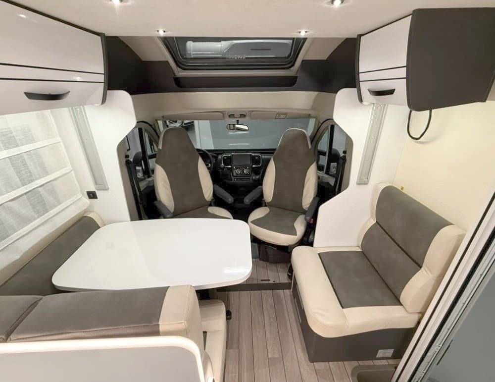 Área de jantar Ford Transit 2,0 l 165 ch - Yescapa