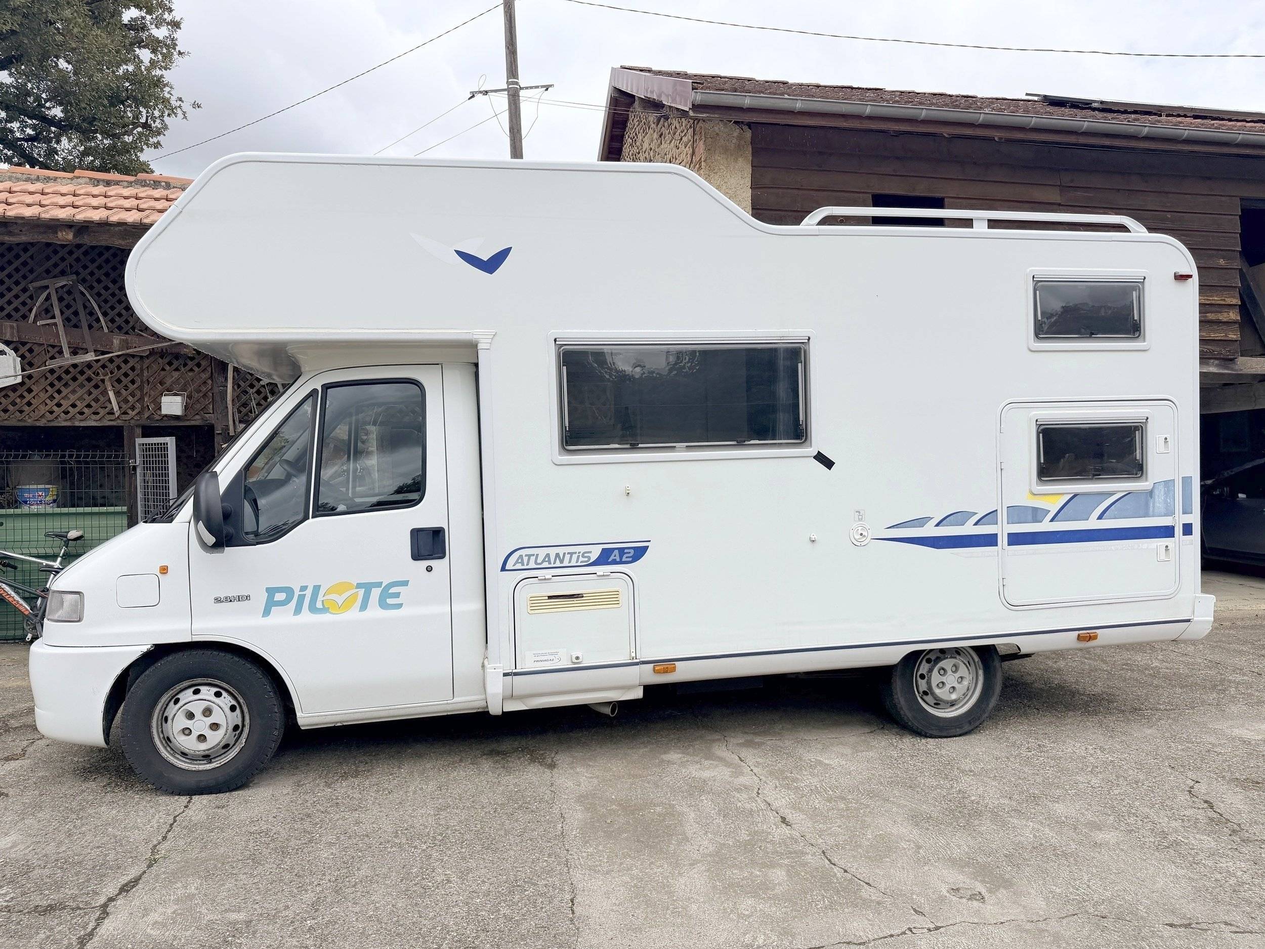 Vista frontale a ¾ Citroën Jumper 2,8 HDI - Yescapa