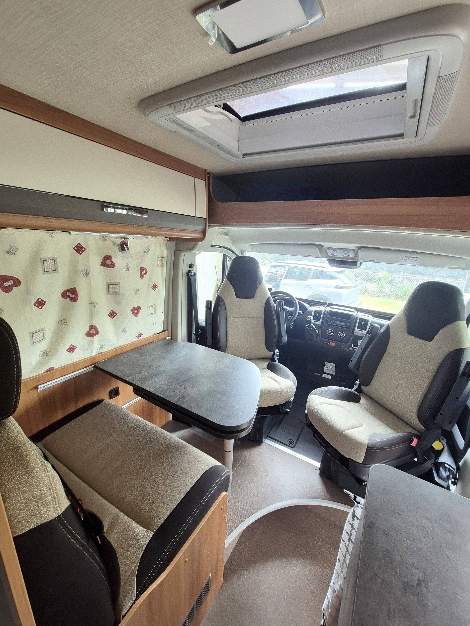 Área de jantar Citroën 2.2L 140CV - Yescapa