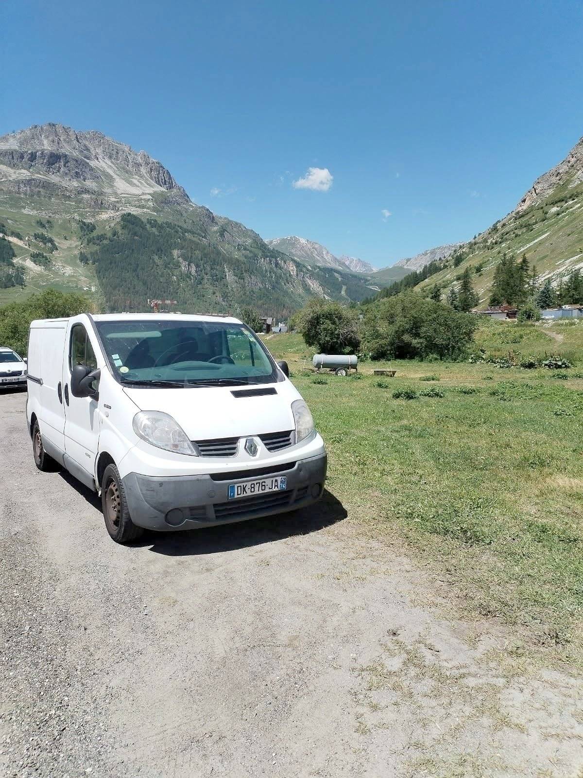 schräge Vorderansicht Renault Renault - Yescapa