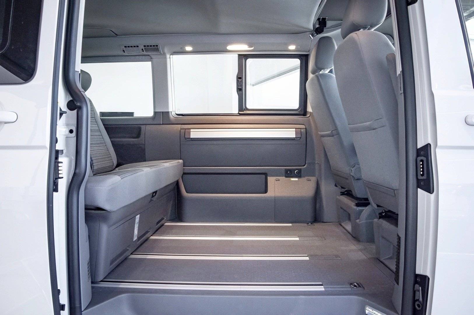 Dining Area Volkswagen T4 California Coach - Yescapa