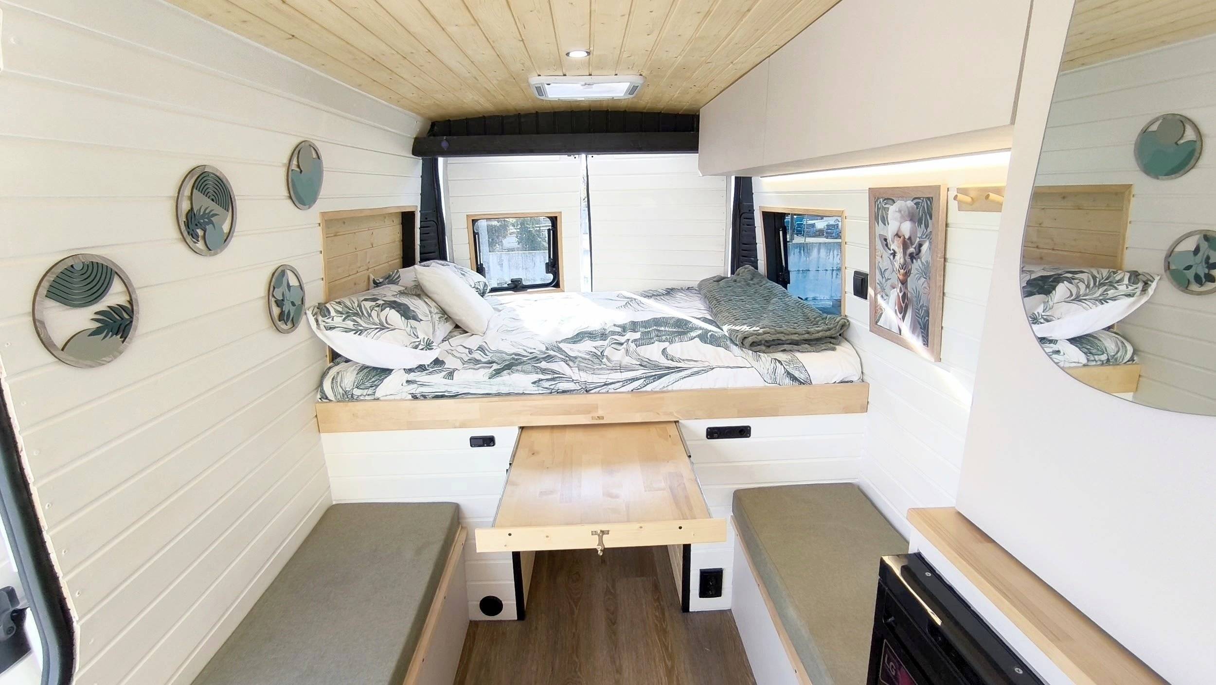 Dining Area Peugeot Boxer 2.2 BlueHdi 140 CH - Yescapa