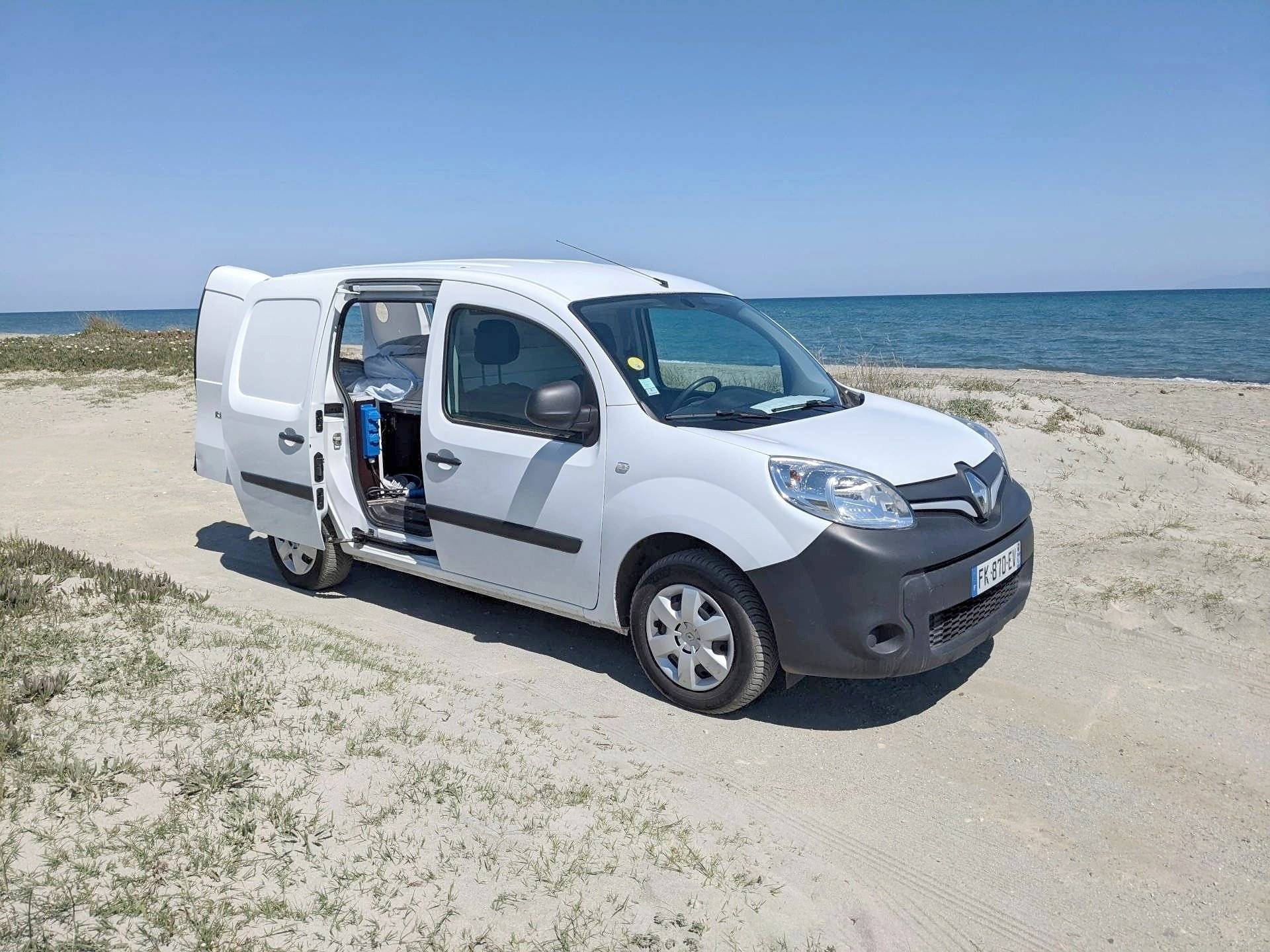 schräge Vorderansicht Renault KANGOO - Yescapa