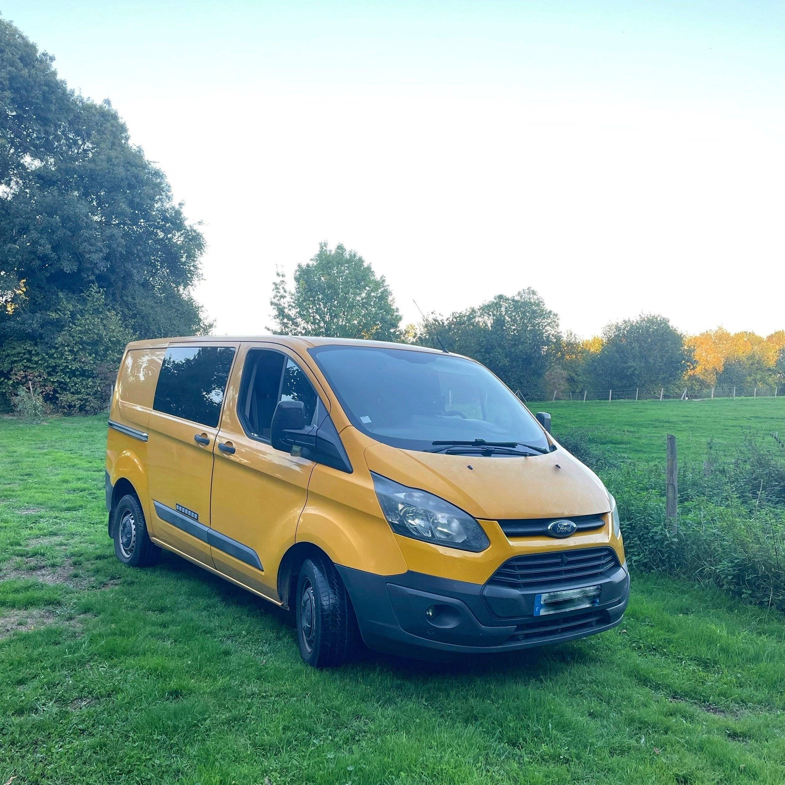 Vista del vehículo ángulo delantero Ford Transit custom - Yescapa