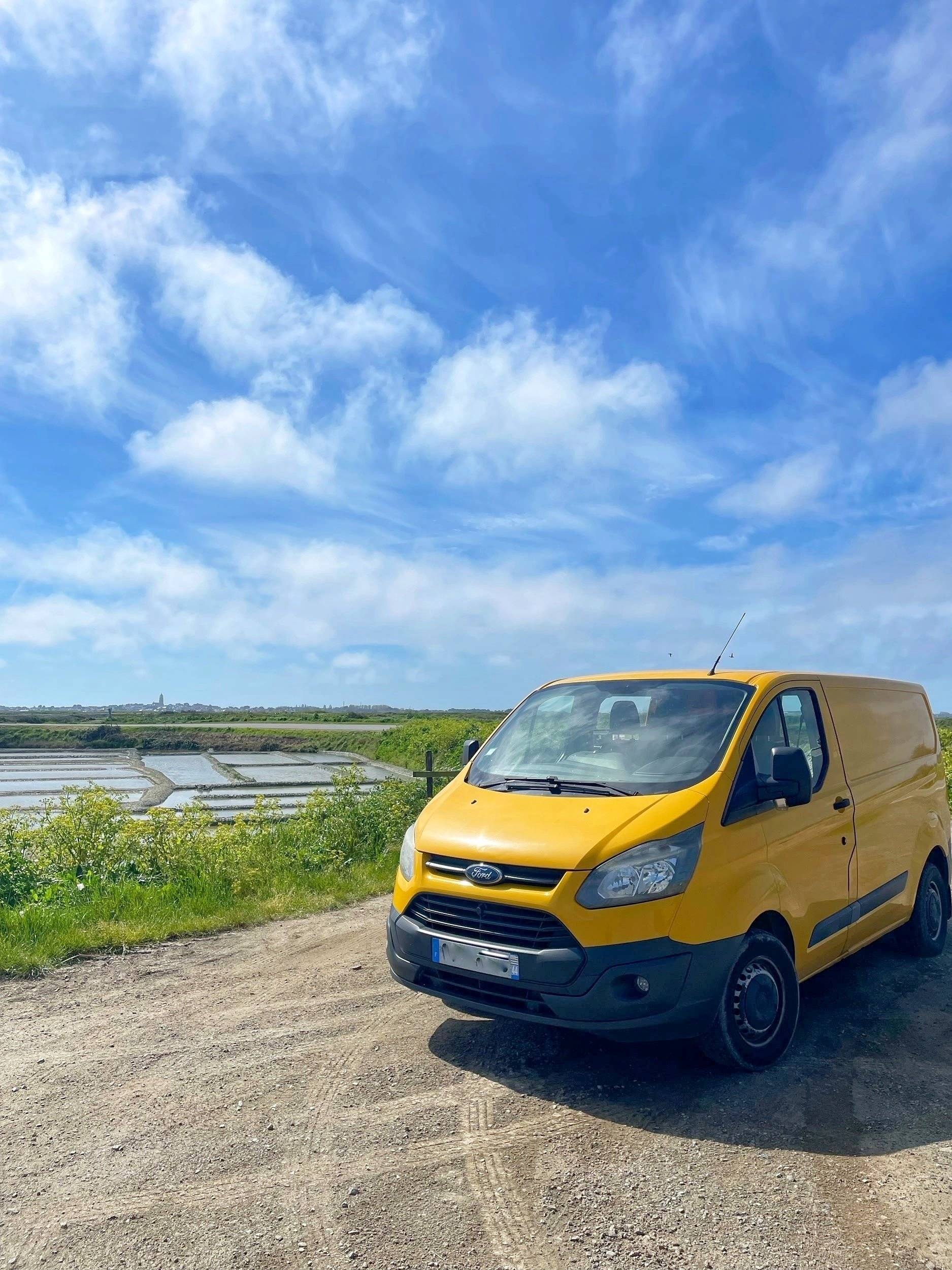 Vista de 3/4 Ford Transit custom - Yescapa