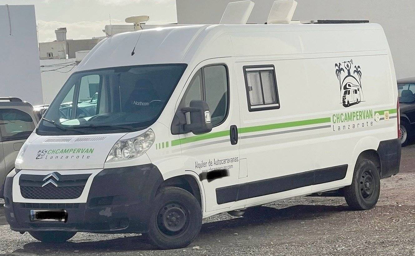 Front view from 3/4 Iveco Jumper 2,2 l 120 ch - Yescapa