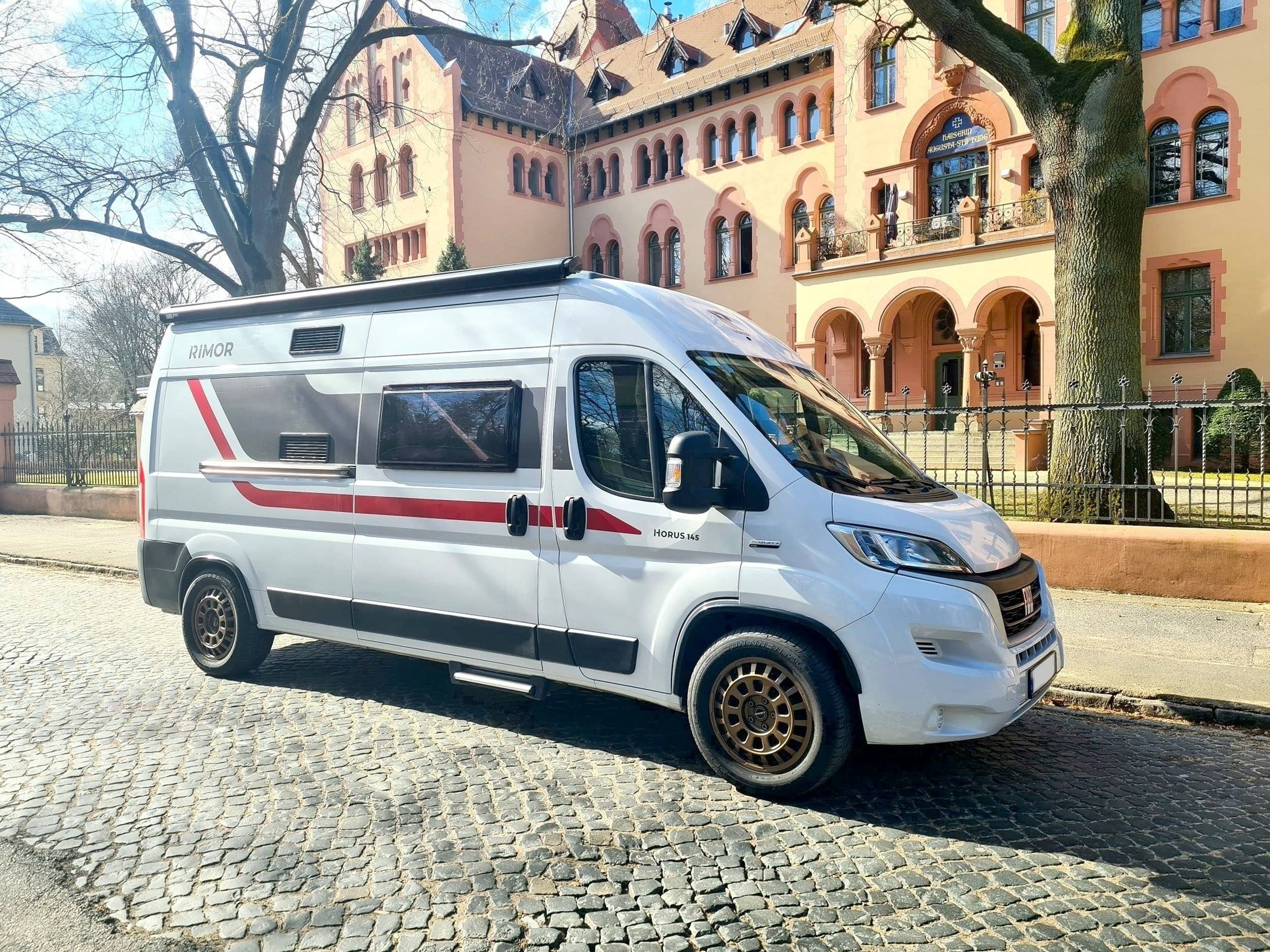 Vue avant de 3/4 Fiat Fiat Ducato, 2.2 l 140 Multijet - Yescapa