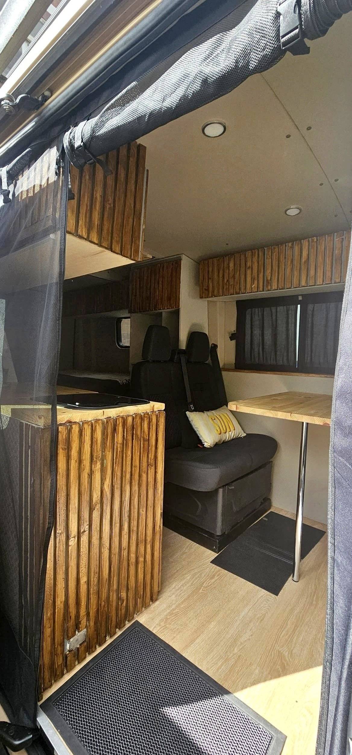 Dinette Ford Ford TRANSIT L3H3 - Yescapa