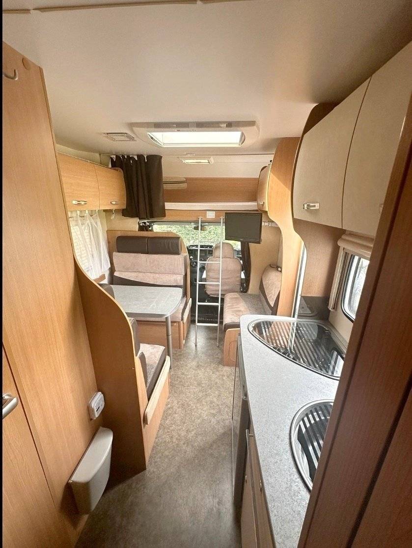 Plazas en cama Ford Transit - Yescapa