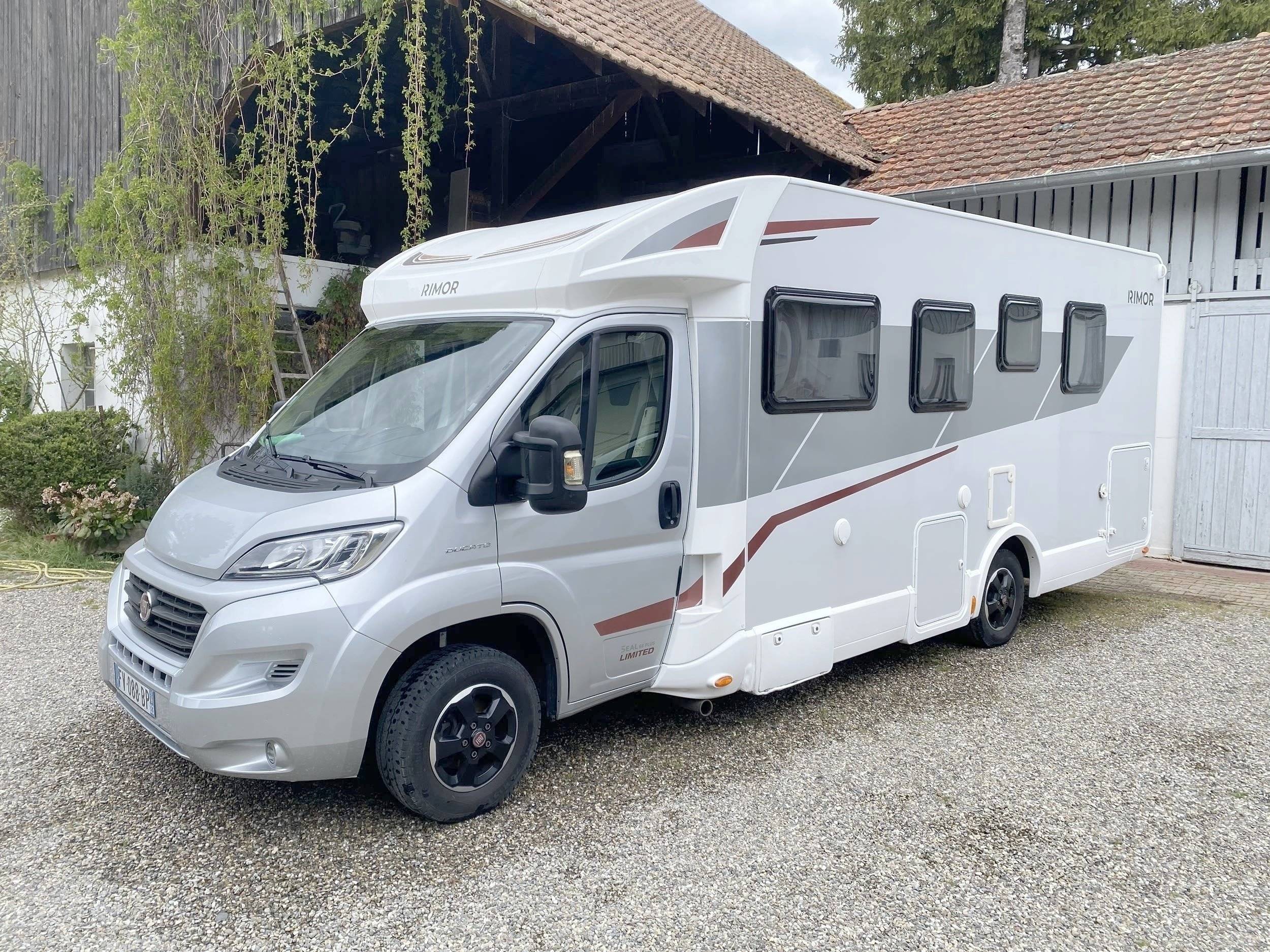 Vista de 3/4 Fiat 2,3 l 130 ch - Yescapa