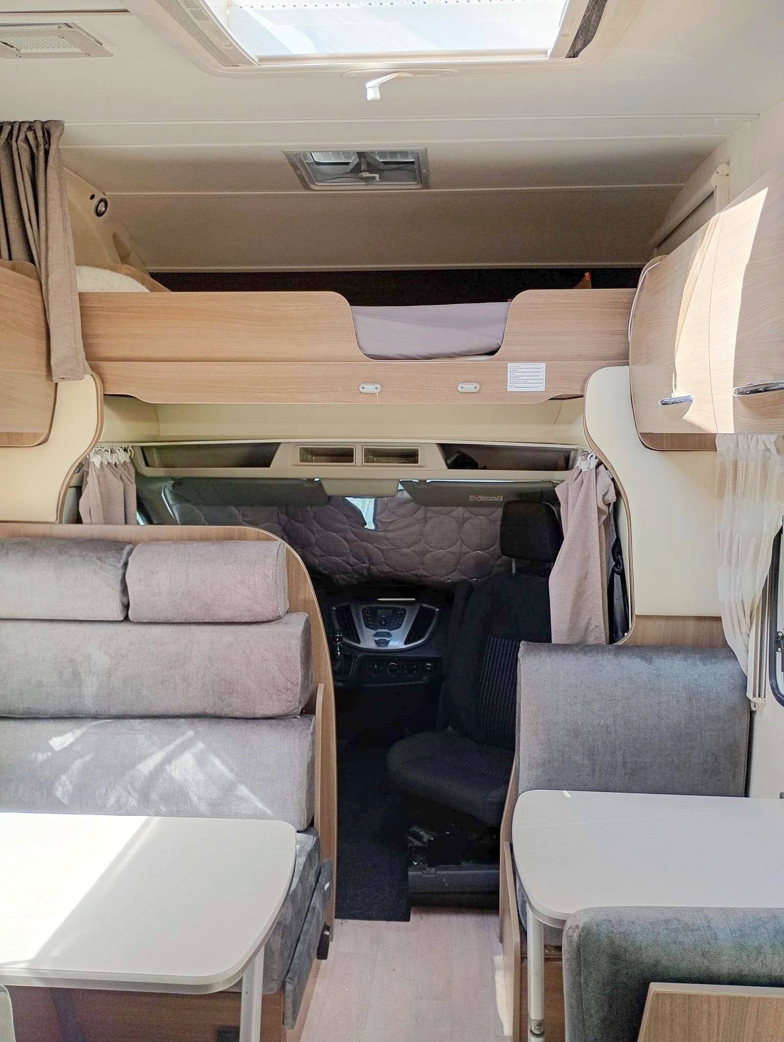 Dining Area Ford Ford TRANSIT 155CV - Yescapa
