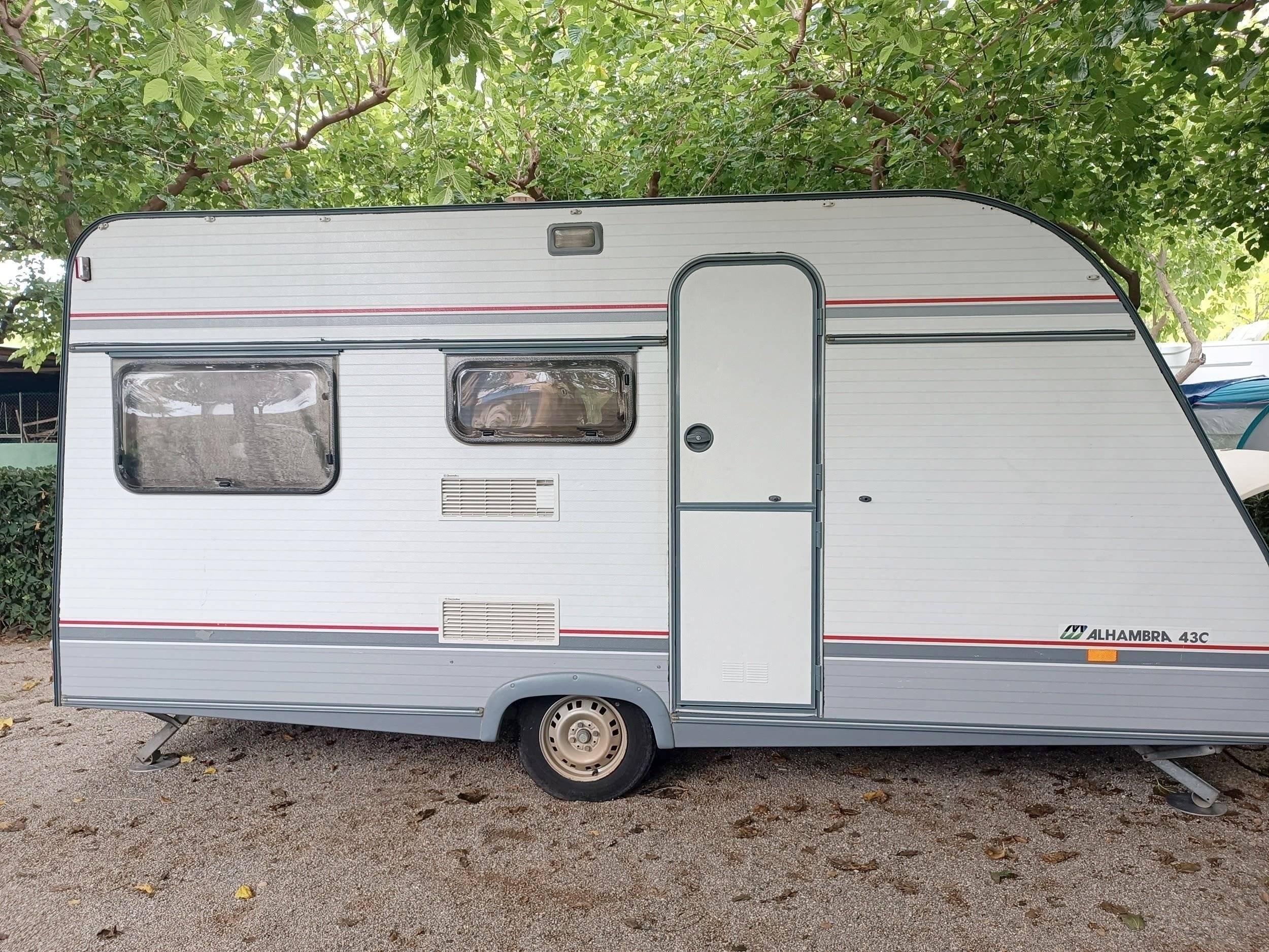 Front view from 3/4  - Yescapa