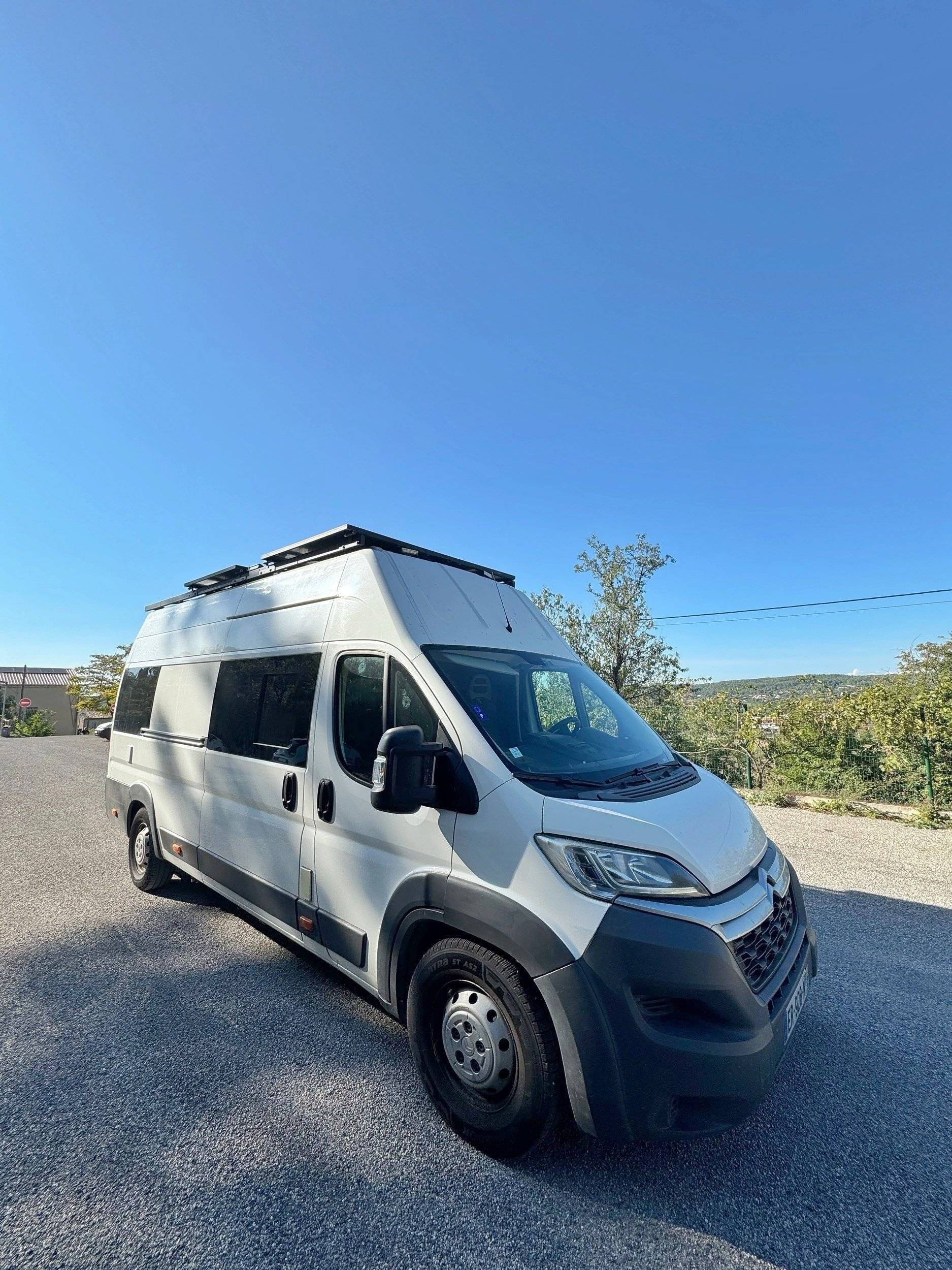 schräge Vorderansicht Citroën CITROEN JUMPER 130 CV - Yescapa