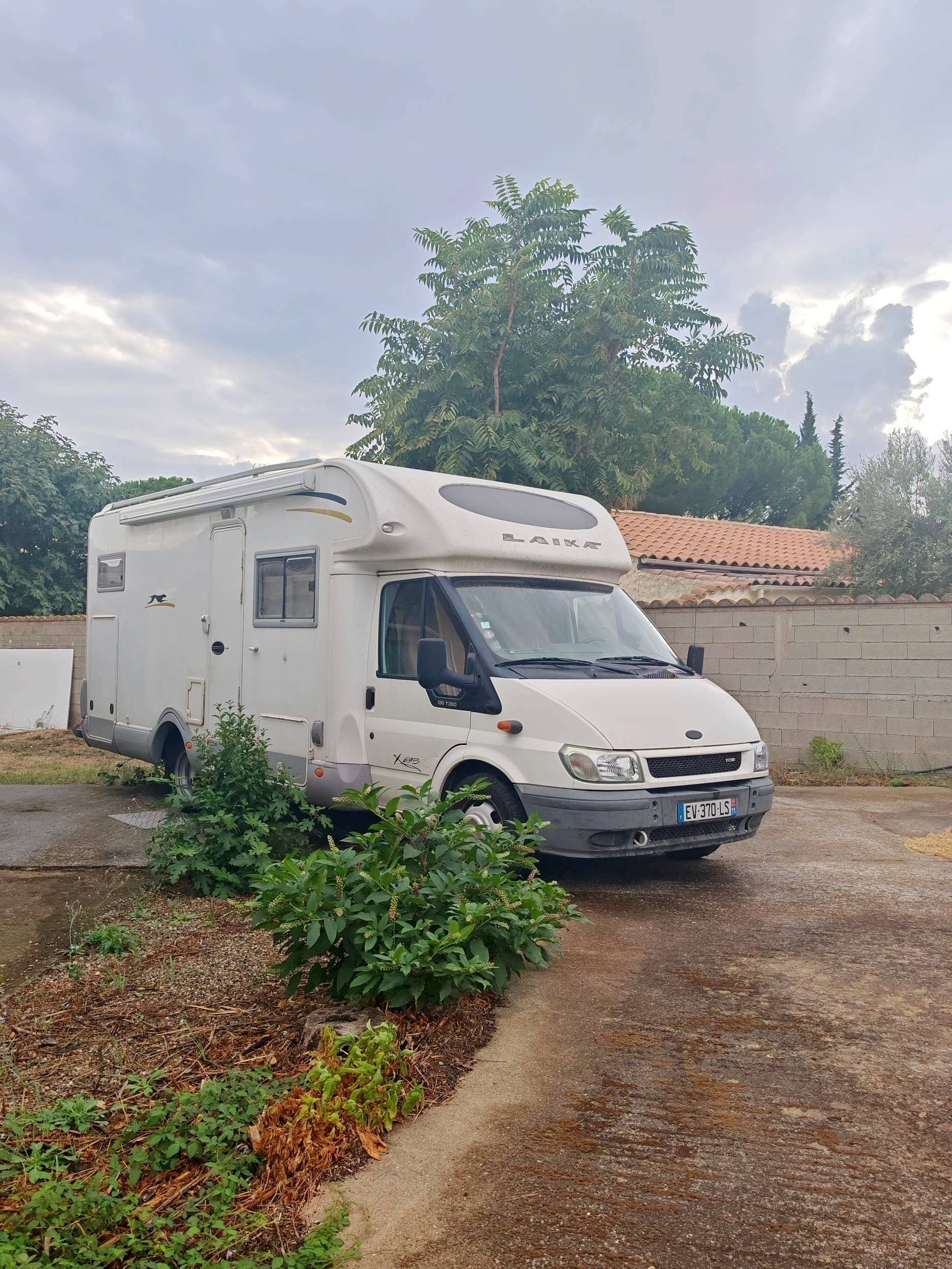 Front view from 3/4  - Yescapa