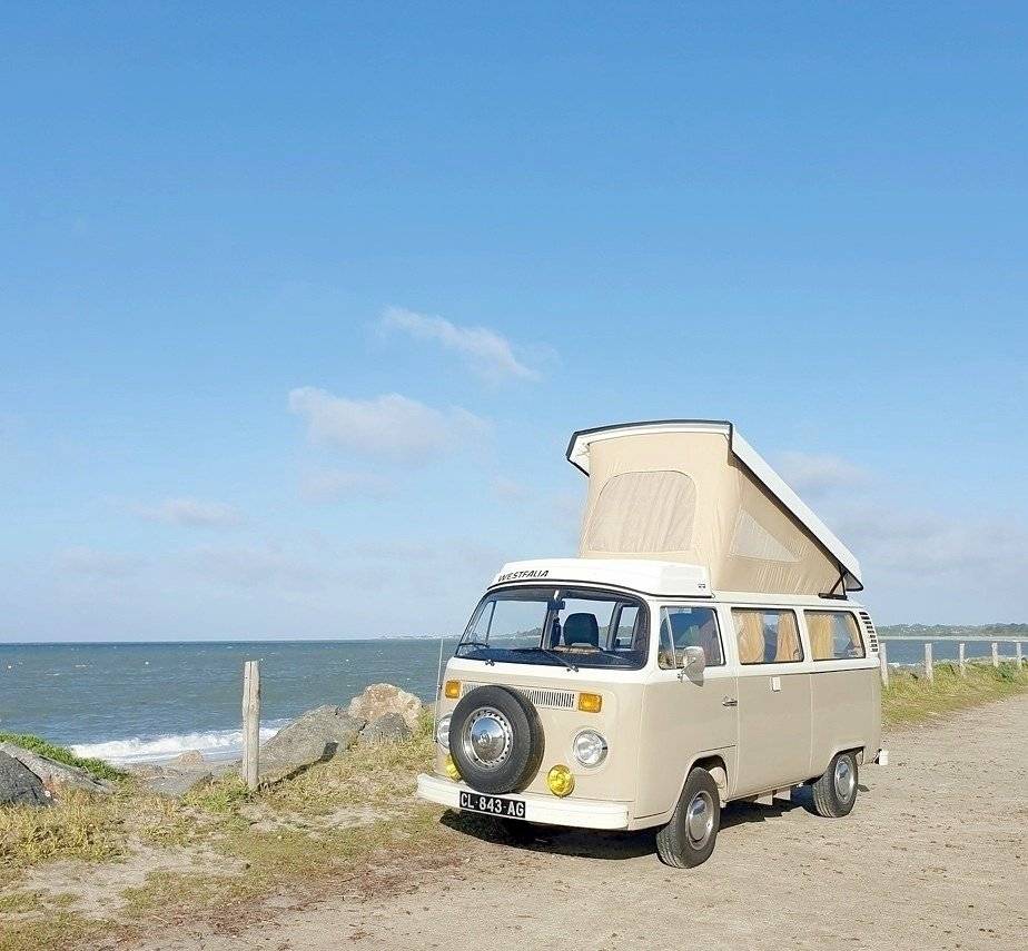 Vista frontale a ¾ Volkswagen T2 bay window 2 Litres - Yescapa