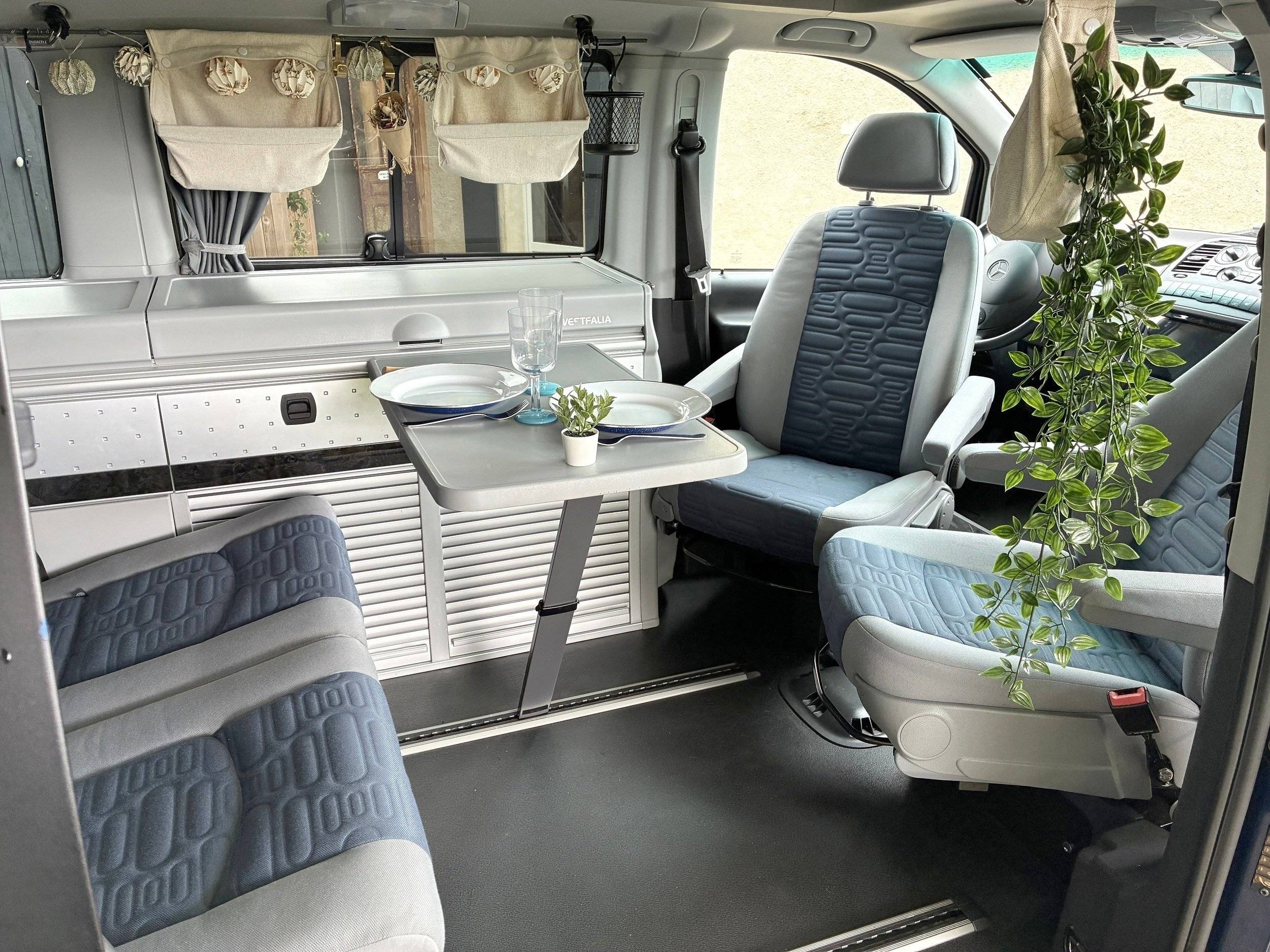 Dining Area Mercedes Viano Fun 2,2 l 163 ch - Yescapa