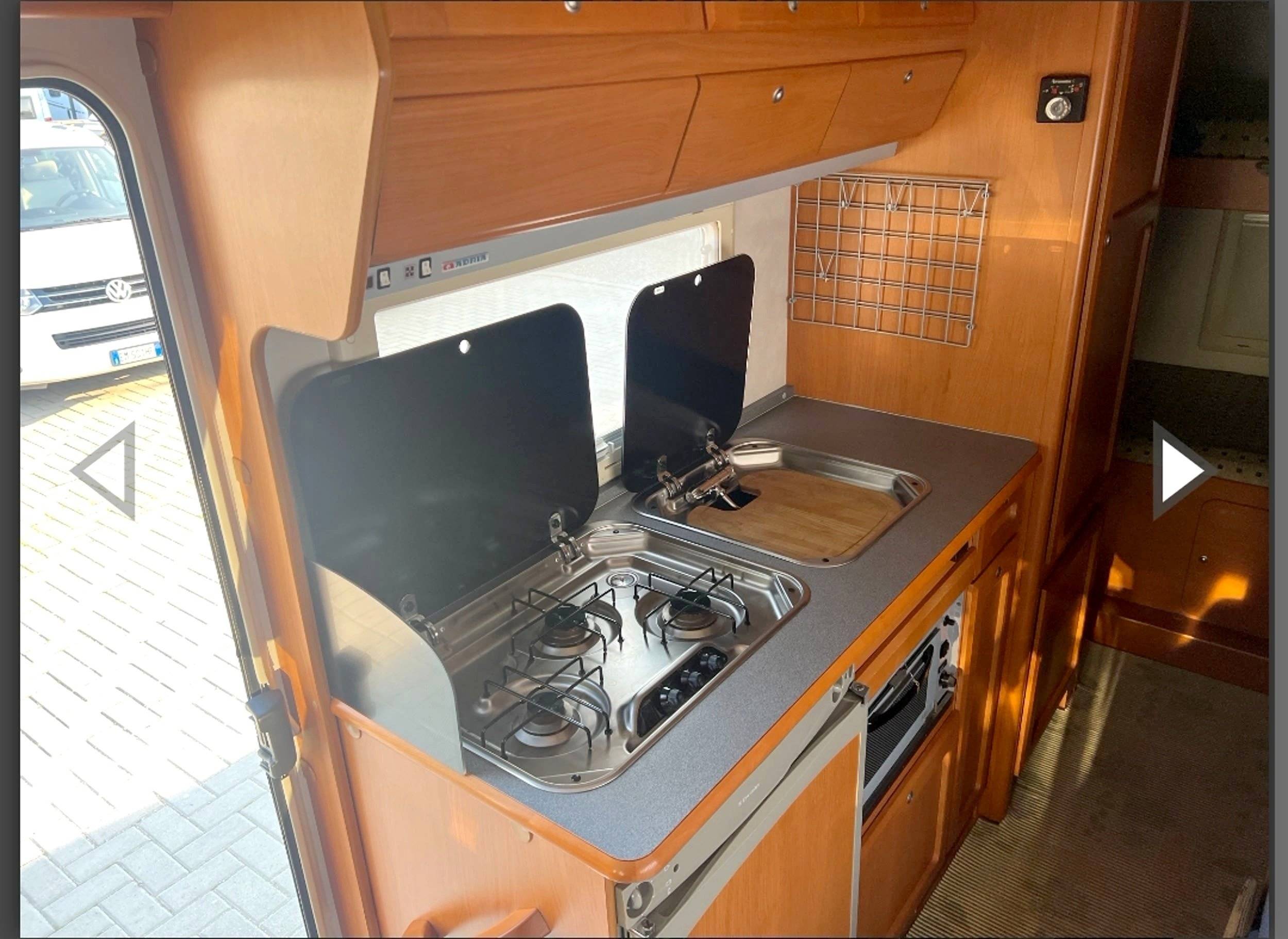 Kitchenette Fiat Adria mobile 690 - Yescapa