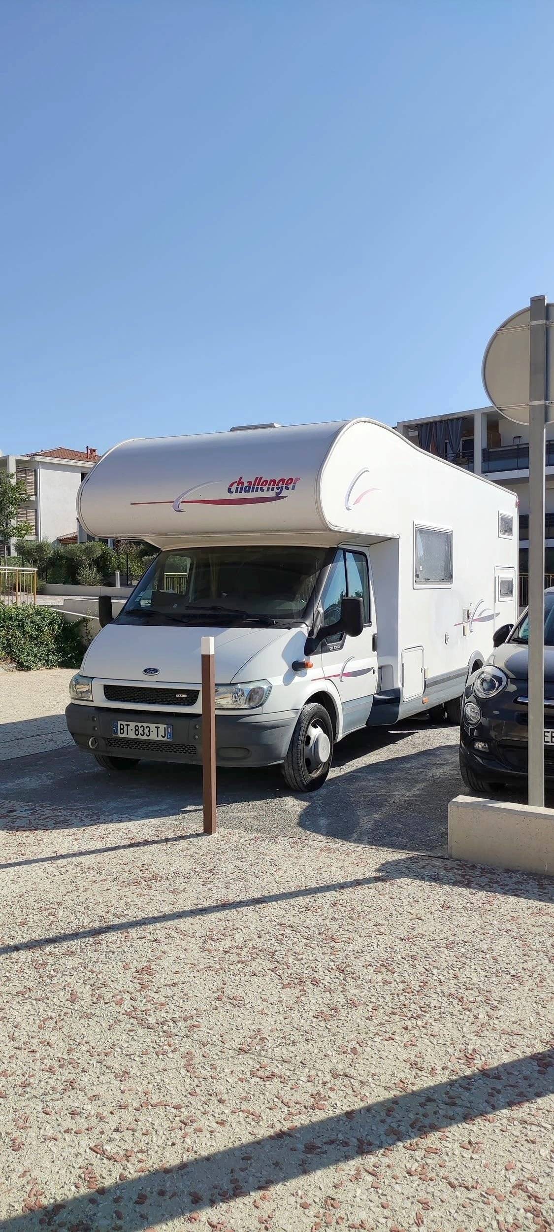 Vista frontale a ¾ Ford Transit 2,4 l 140 ch - Yescapa
