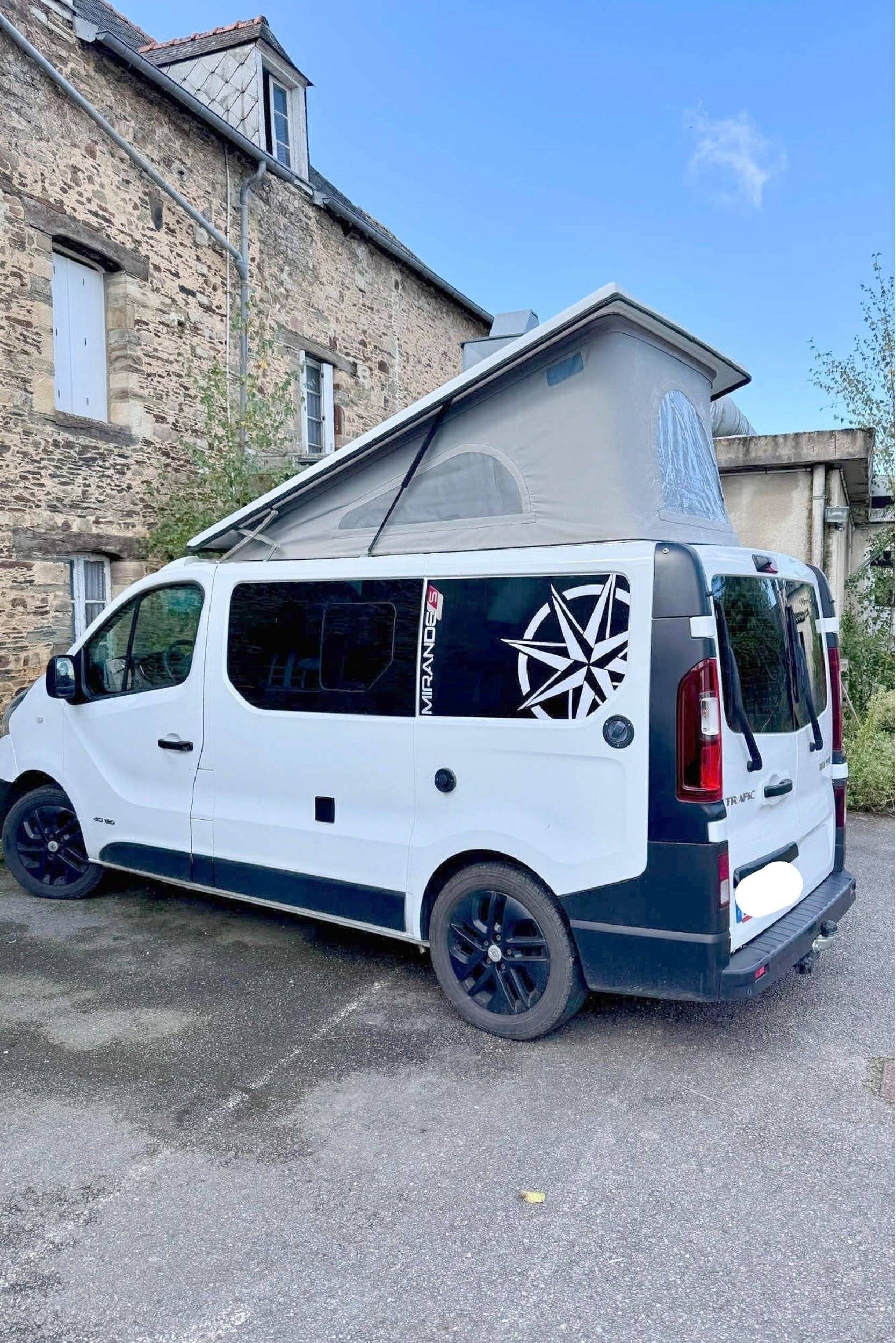 Front view from 3/4 Renault Trafic 1,6 l 115 ch - Yescapa