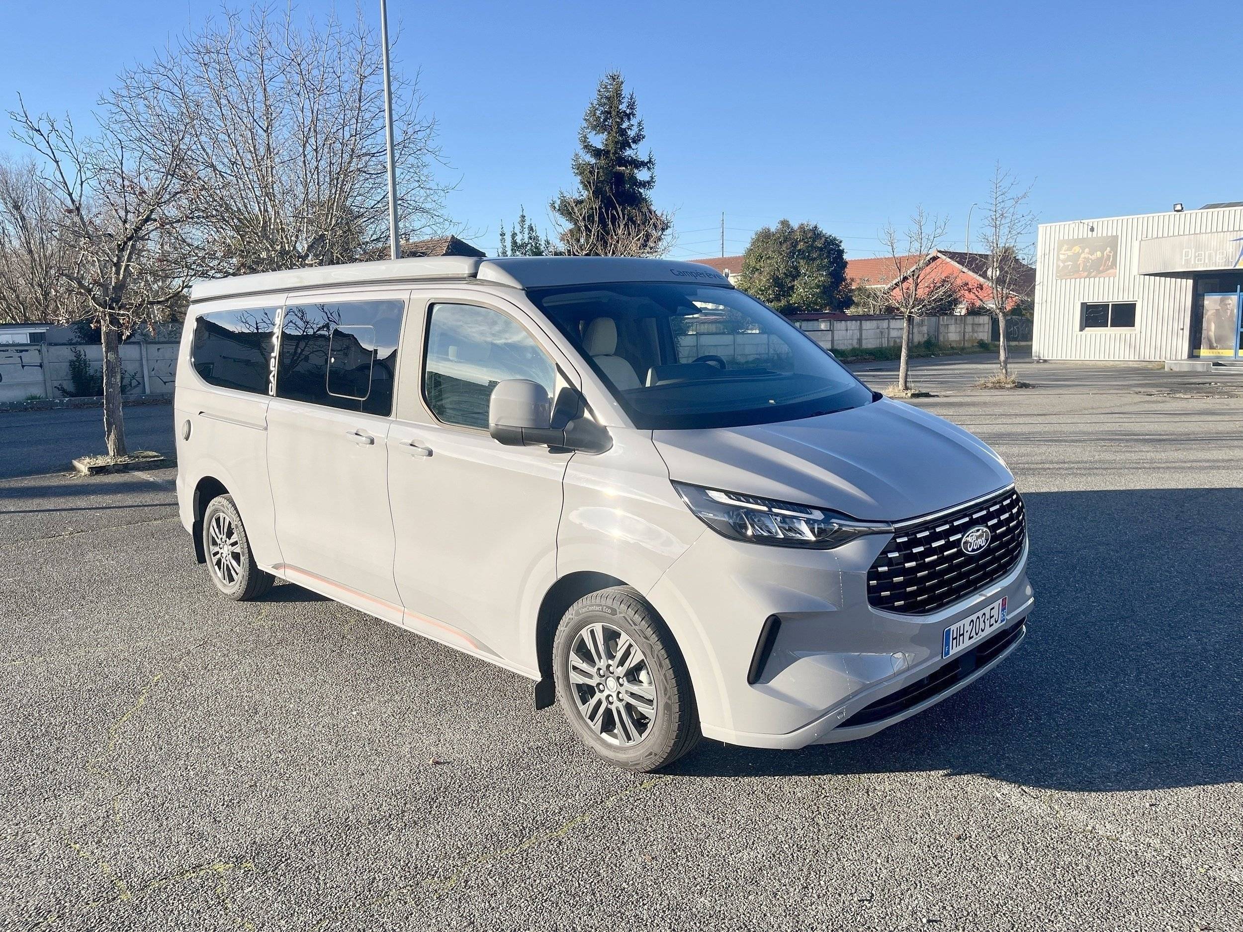 schräge Vorderansicht Ford - Yescapa